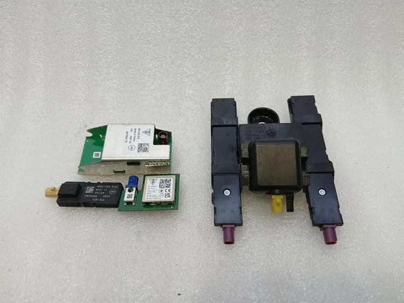 Porsche 911 (992) Porsche 911 992 GT3RS electronic module control unit antenna set 992035510 Body type: Coupe
Fuel: Petrol