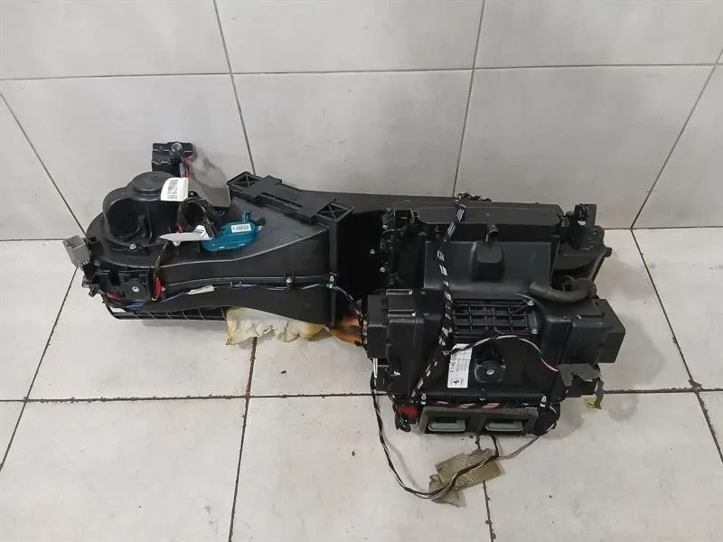 Ferrari California FERRARI CALIFORNIA F149 08-14 4.3 Heater Blower 69881200 Motor HEATER ASSEMBLY Body type: Convertible
Fuel: Petrol