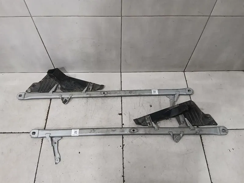 Porsche 911 (992) Porsche 911 992 holder bracket 992505475Q rear set holder carrier Body type: Coupe
Fuel: Hybrid