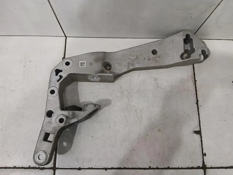 BMW 4 (G22 / G23 / G26)  BMW 4 M4 G82 G22 Gearbox Holder Bracket 8089422 Transmission Holder Carrier Body type: Coupe
Fuel: Petrol