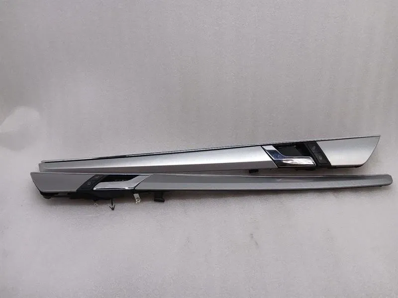 Mercedes-Benz A (W169) Mercedes E Class W207 Interior Front Door Molding Set A2077201022 Strip Defect Body type: Coupe
Fuel: Diesel