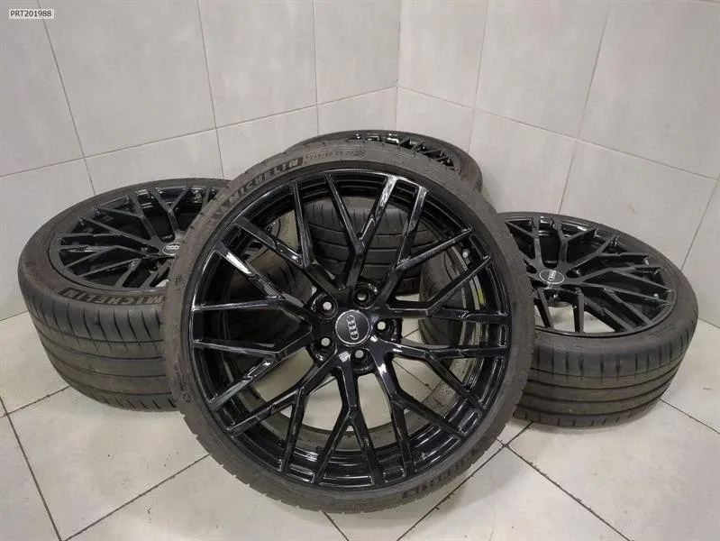 Audi R8 20 Audi R8 4S Alloy Wheel Set 4S0601025AA Set Rims Set + Michelin Tyres Body type: Coupe
Fuel: Petrol
