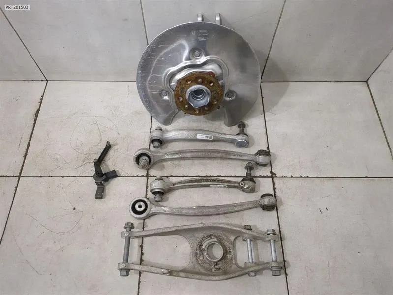 BMW 4 (G22 / G23 / G26)  BMW 4 G83 M4 Left Rear Hub 33308095657 Wheel Bearing Housing Rear Left SET SET