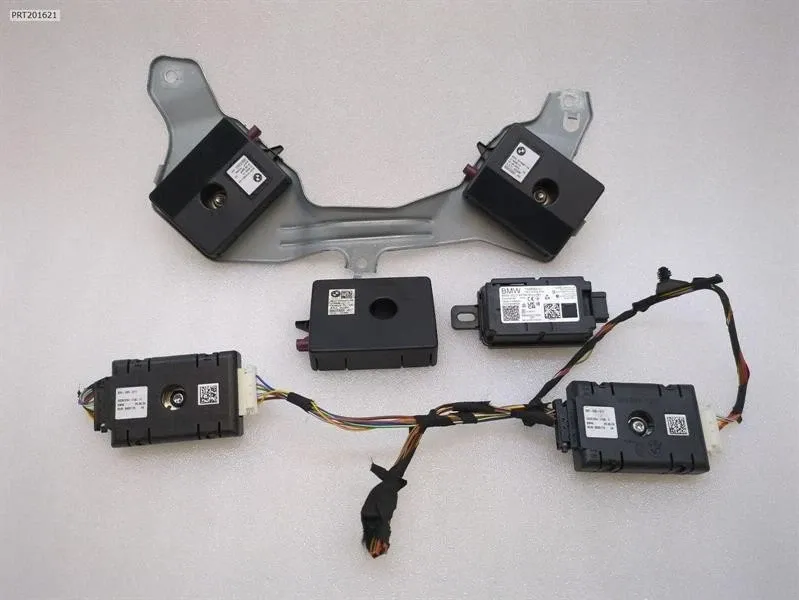 BMW 4 (G22 / G23 / G26)  BMW 4 G83 M4 Aerial / Antenna 8705921 SET Antenna Kit Body type: Convertible
Fuel: Petrol