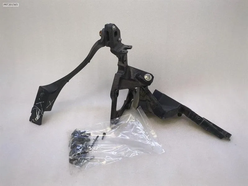 McLaren 650S Spider 14-17 11A5534CP LH DOOR HINGE DEFECT Left Door Hinge Brand/Model: McLaren 650S
Year: 2015
Engine: 37...