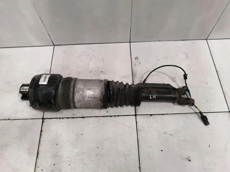 Mercedes-Benz CLS (C219) Mercedes CLS W219 shock absorber front A2193200313 shock absorber front Body type: Saloon
Fuel: Diesel