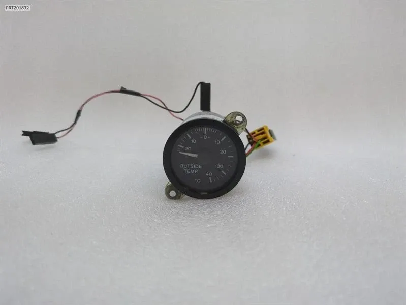 Bentley Azure / Continental BENTLEY CONTINENTAL T 1996-2003 UD73262 OUTSIDE TEMPERATURE GAUGE Body type: Coupe
Fuel: Petrol