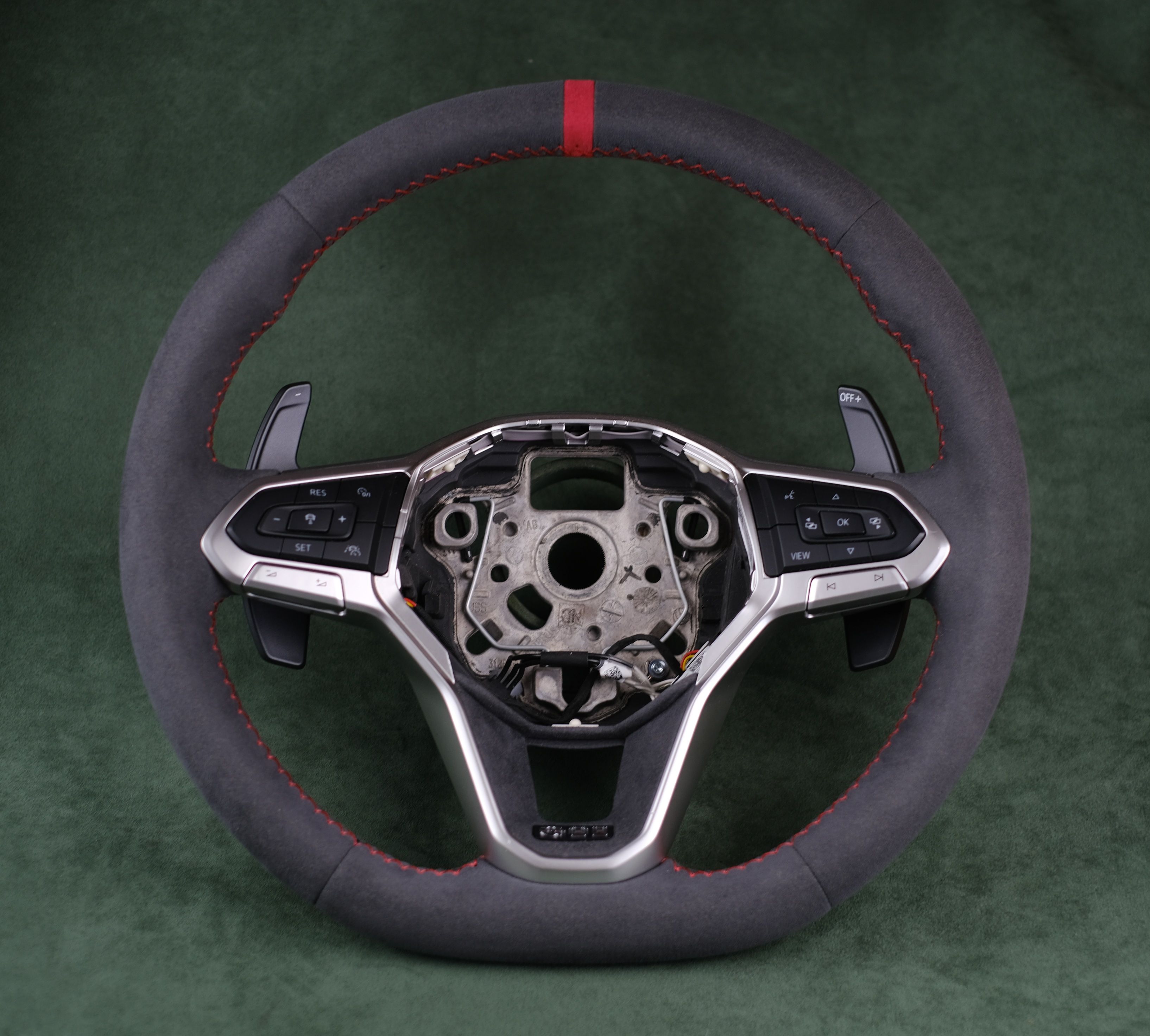 Volkswagen Golf 7 Original Alcantara, cross stitching Porsche style, GTI logo, 12 o'clock stripe, big R paddles Part codes: 5h0124a
Generation: GOLF (VIII CD1)...