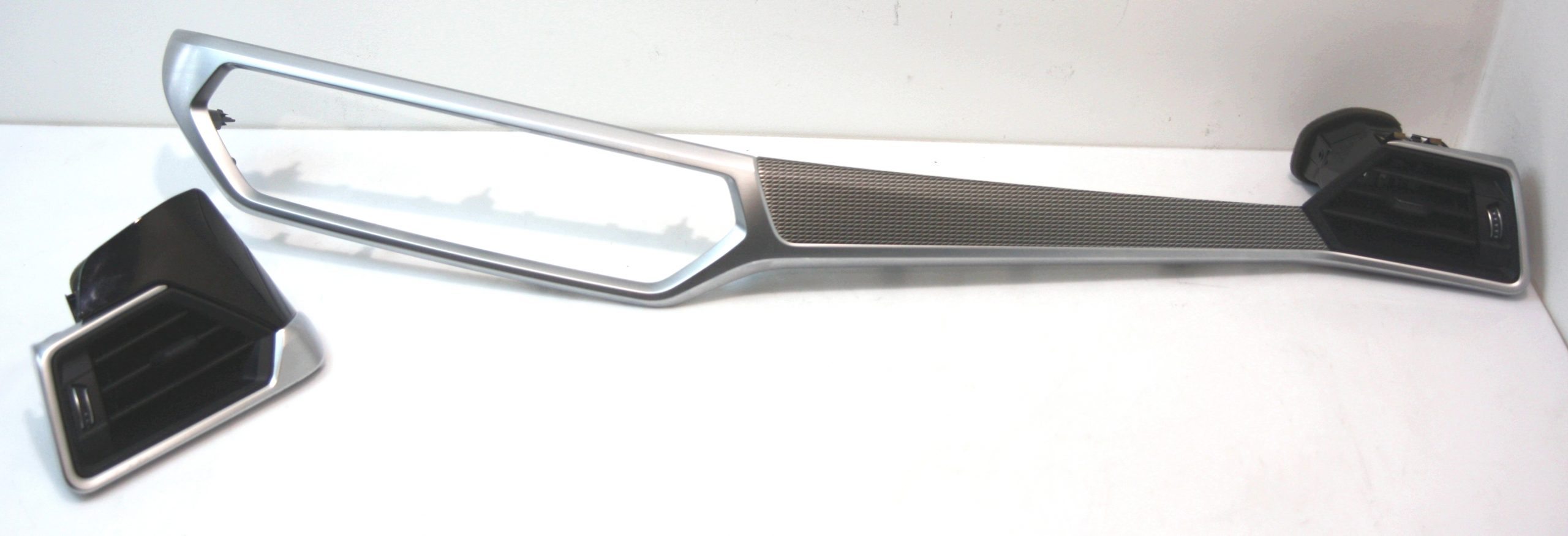BMW 3 (G20 / G21) Center console decorative trim BMW 3 SERIES Center console decorative trim OEM...