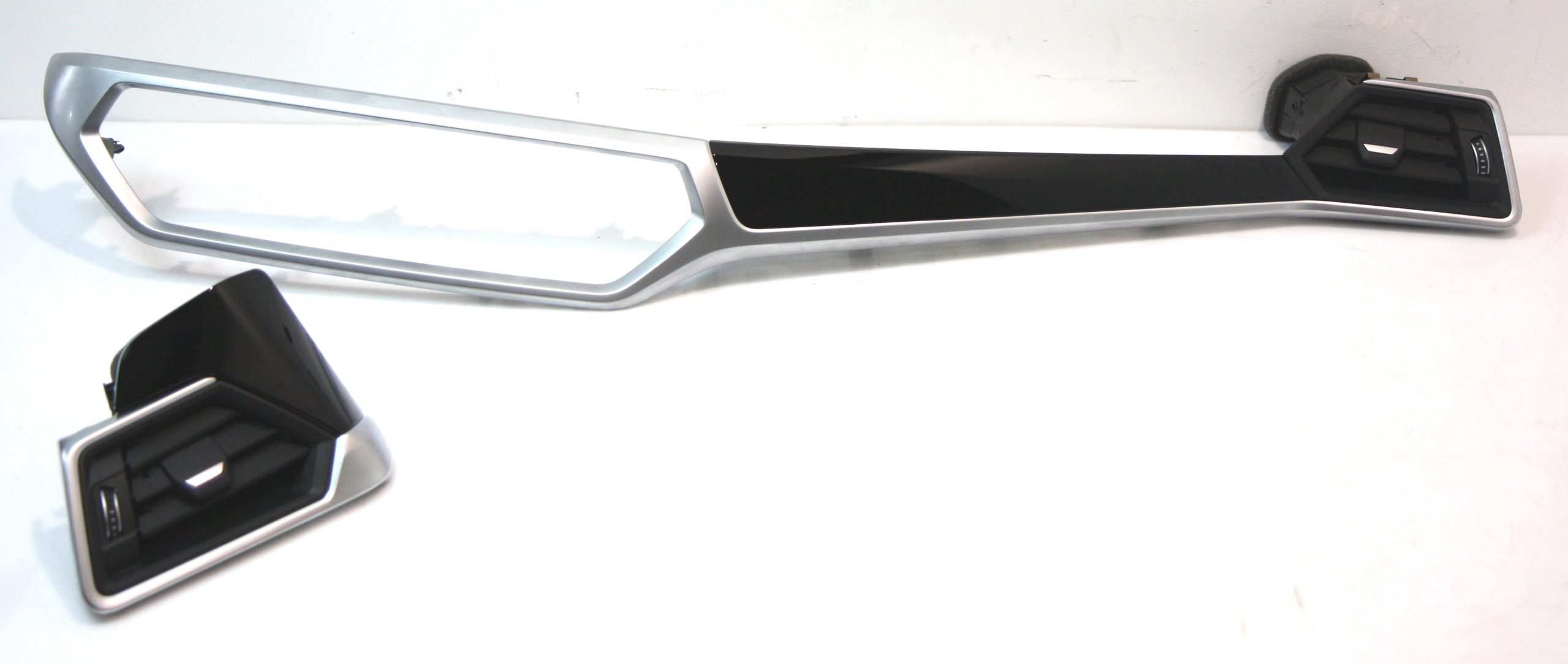 BMW 3 (G20 / G21) Center console decorative trim BMW 3 SERIES Center console decorative trim OEM...