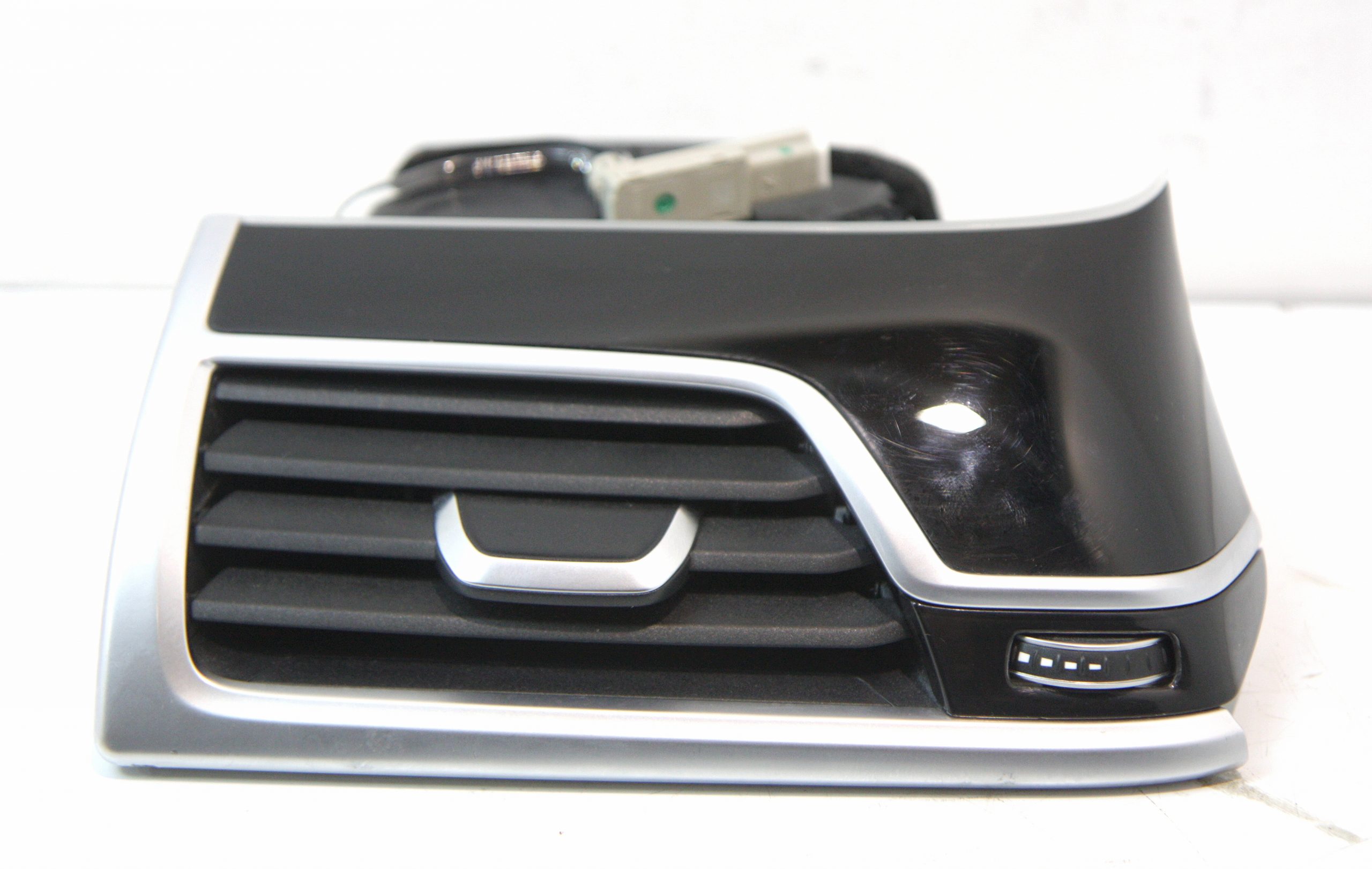BMW 7 (G11 / G12) Dashboard air vent grill cover trim BMW 7 SERIES Dashboard air vent grill cover tri...
