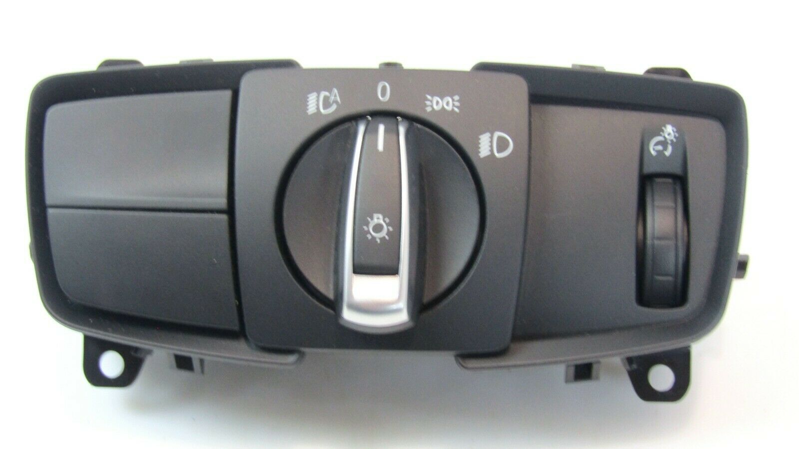 BMW 3 (F30 / F31) Valokatkaisin BMW 3 SERIES Light switch OEM 61319393939

Part...