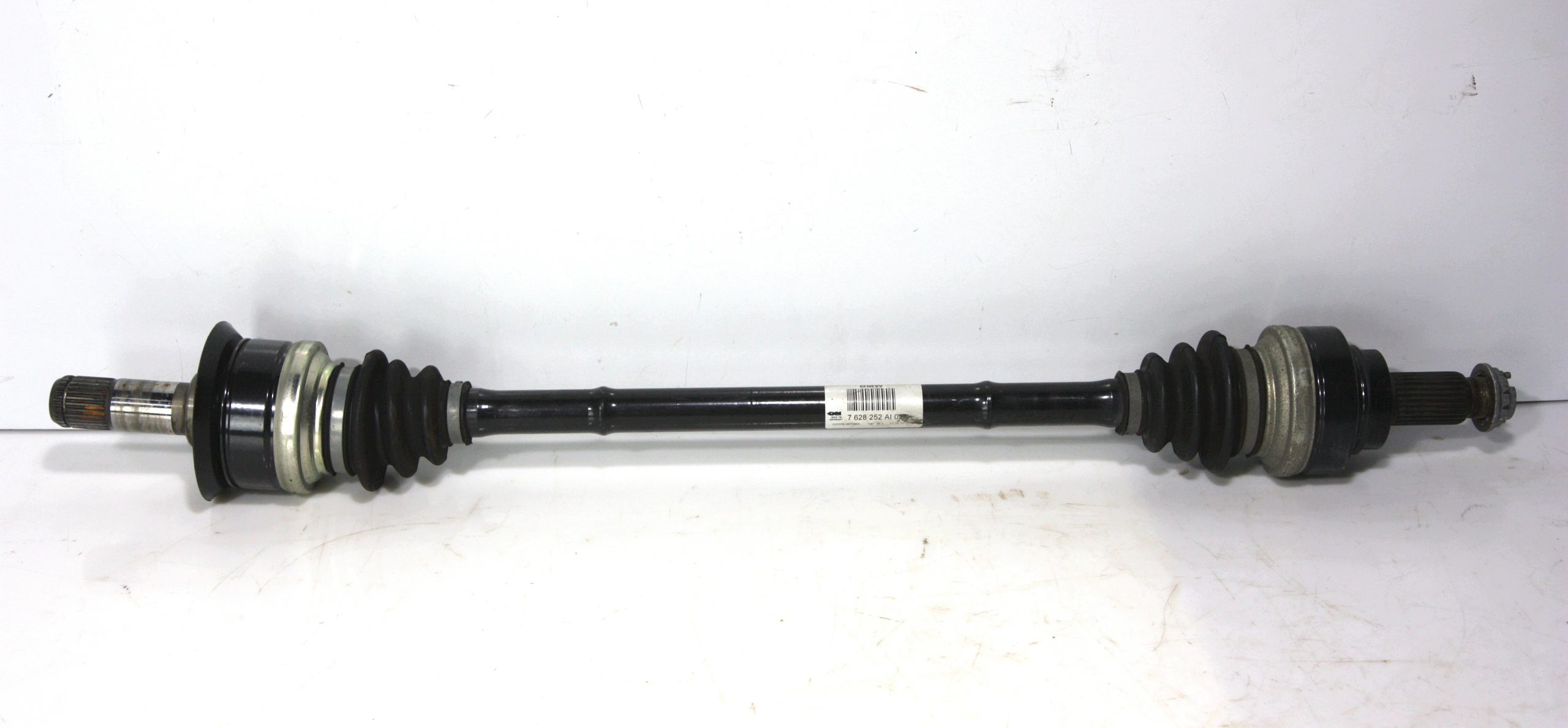 BMW 3 (F30 / F31) Rear driveshaft BMW 3 SERIES Rear driveshaft OEM 33207628252

P...