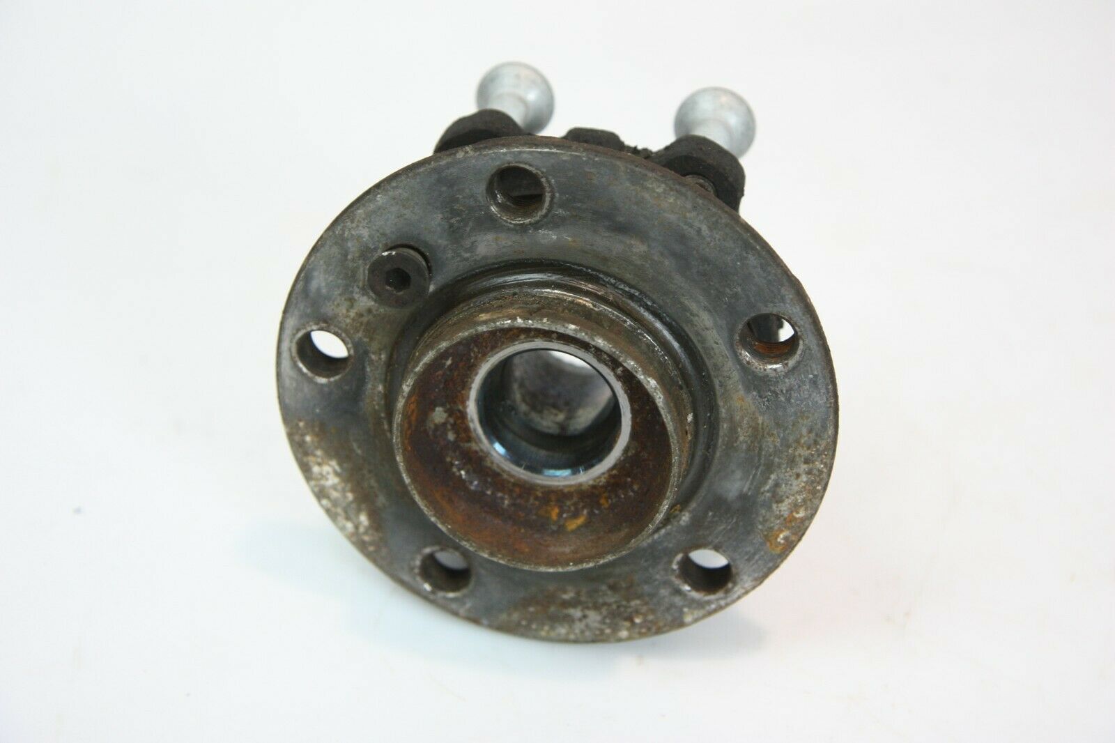 BMW 6 (F06 / F12 / F13) Front wheel hub BMW 6 SERIES Front wheel hub OEM 31206868480

P...