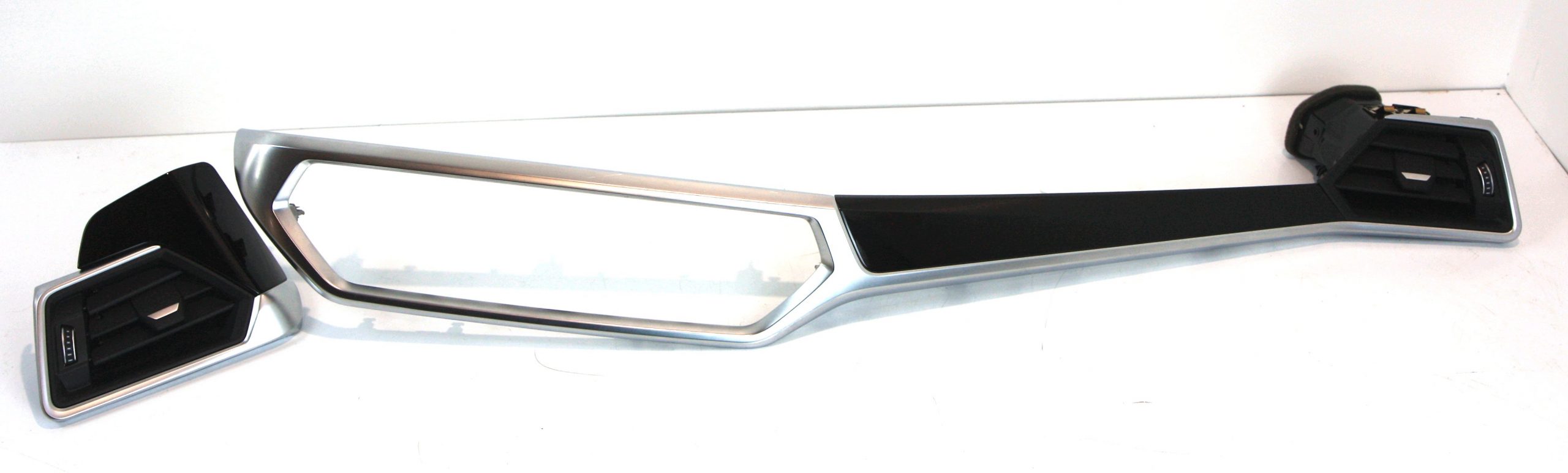 BMW 3 (G20 / G21) Center console decorative trim BMW 3 SERIES Center console decorative trim OEM...