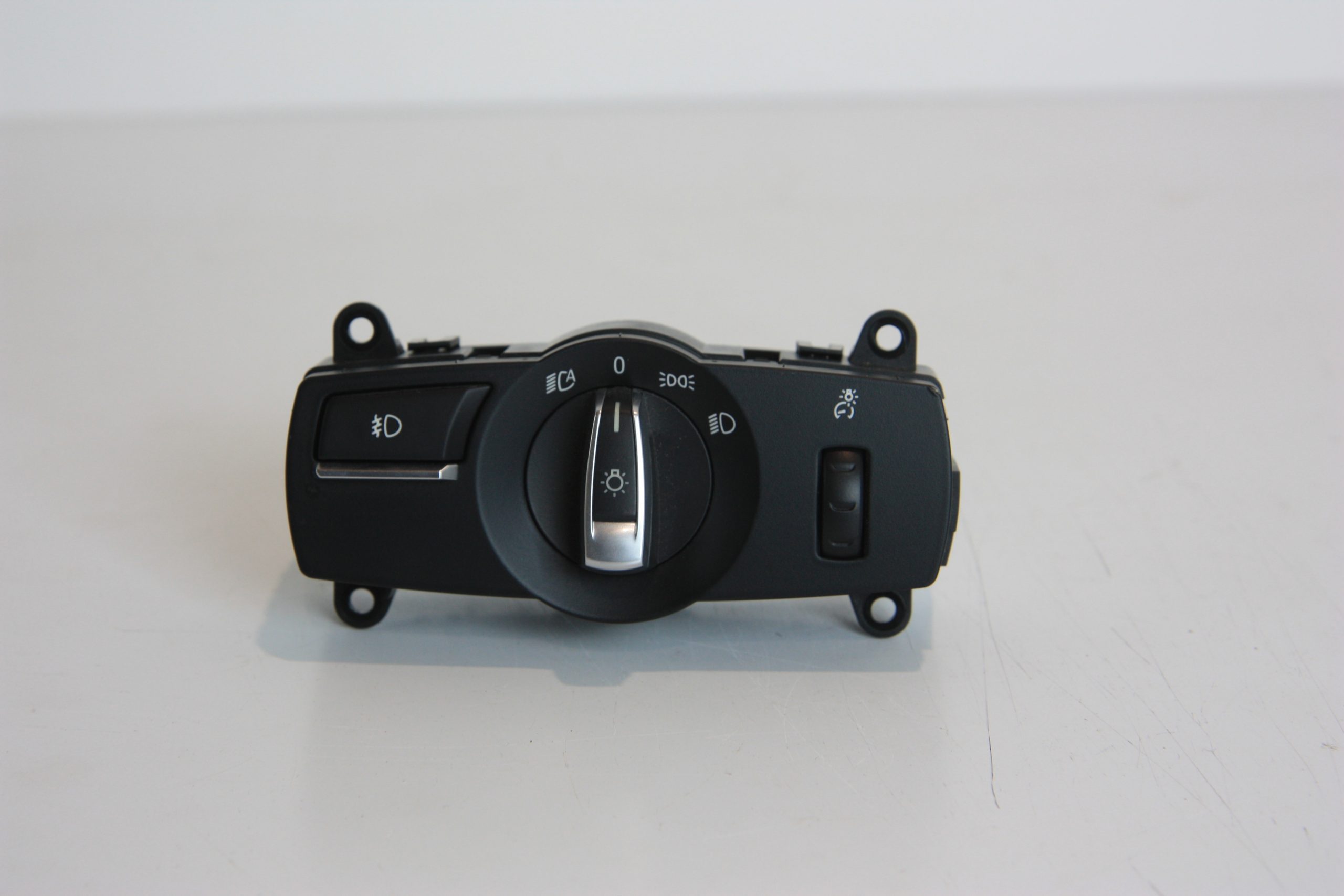 BMW 6 (F06 / F12 / F13) Light switch BMW 6 SERIES Light switch OEM 61319192745

Part...