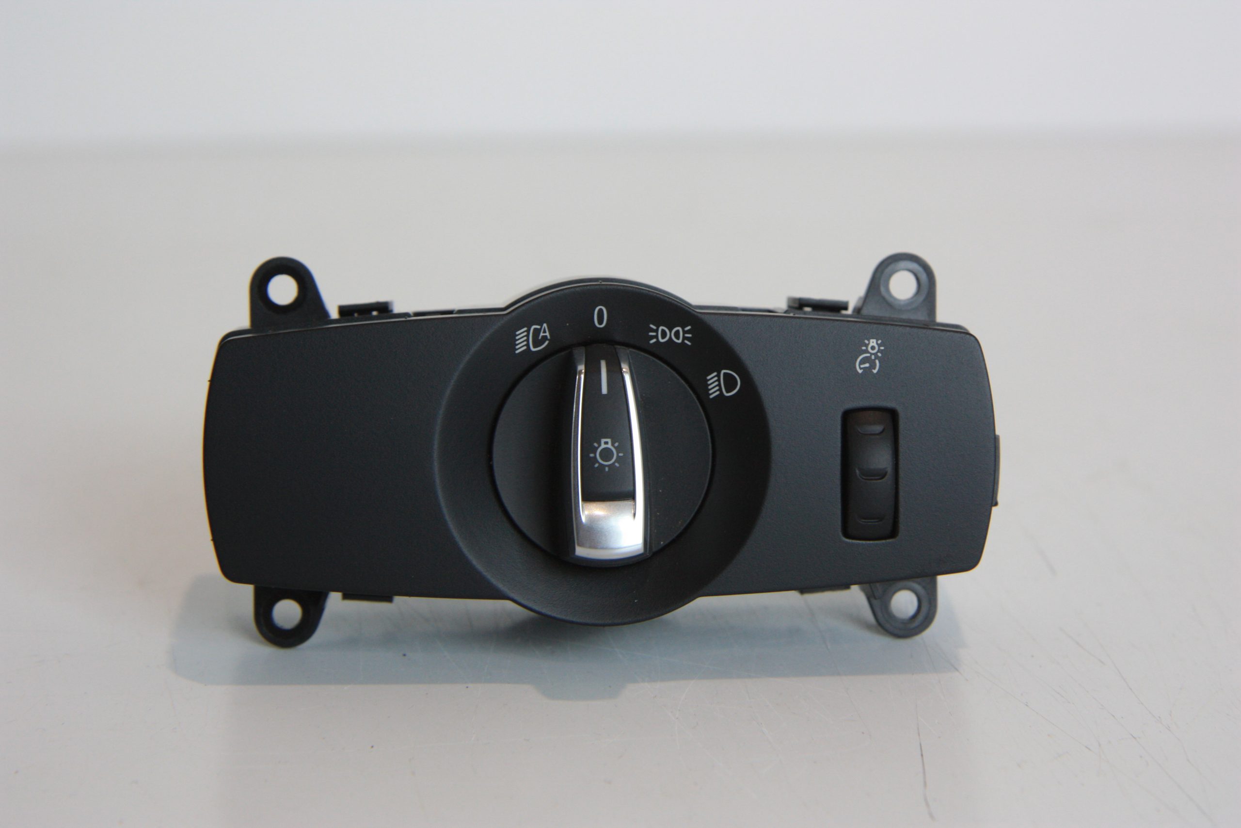 BMW 6 (F06 / F12 / F13) Light switch BMW 6 SERIES Light switch OEM 61319311213

Part...