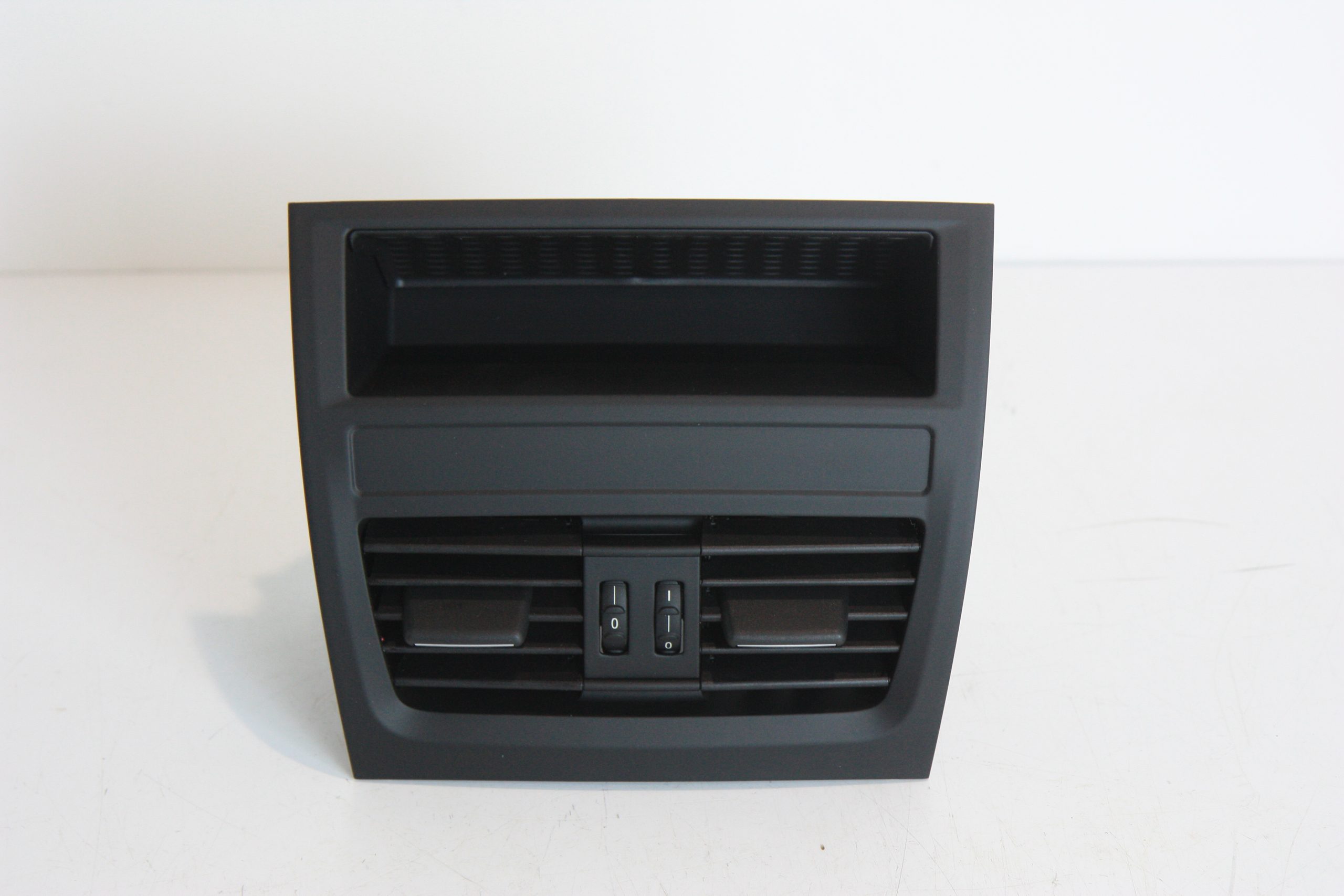 BMW 7 (G11 / G12) Rear air vent grill BMW 7 SERIES Rear air vent grill OEM 6422915702...