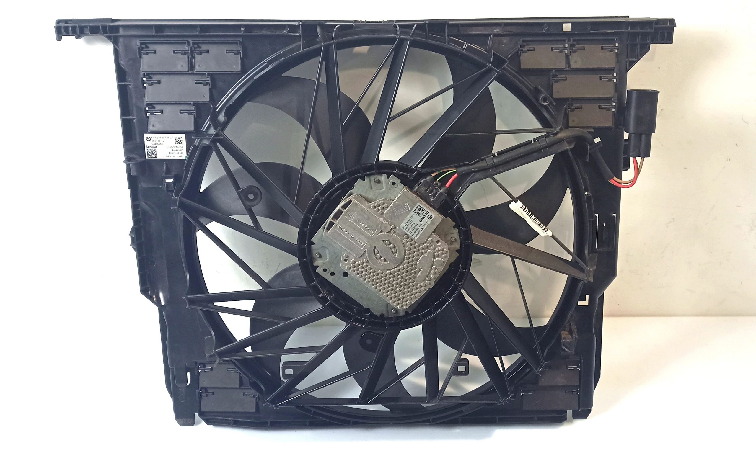 BMW 5 (F10 / F11) Radiator cooling fan shroud BMW 5 SERIES Radiator cooling fan shroud OEM 17...