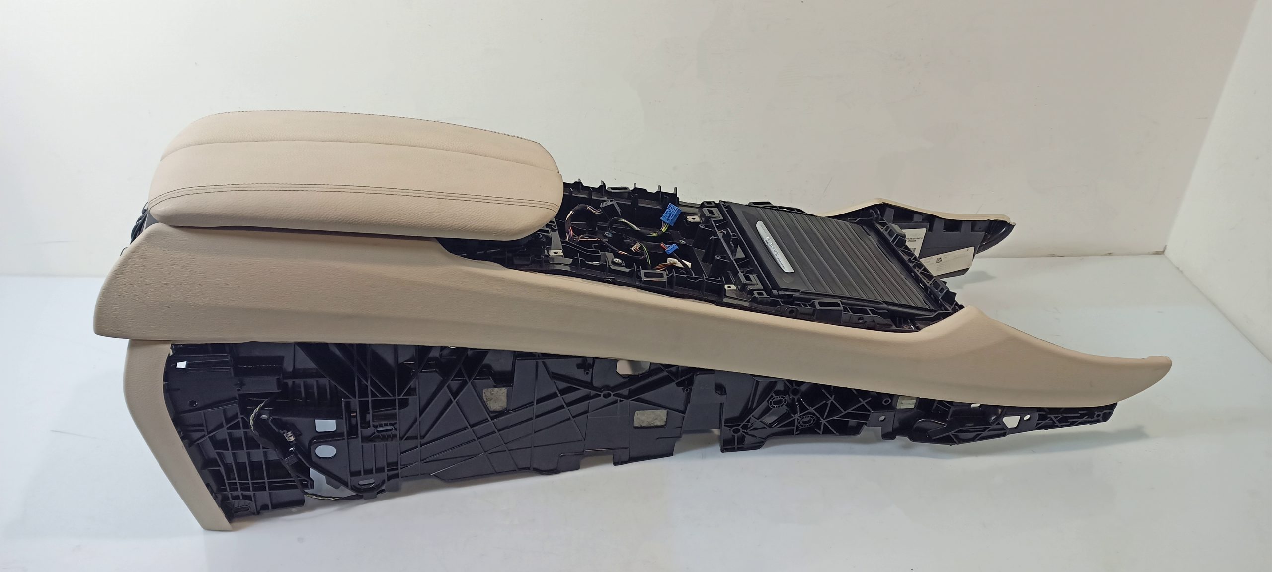 BMW X5 (F15) center console BMW X5 center Console OEM 0F74538

Part codes: ...