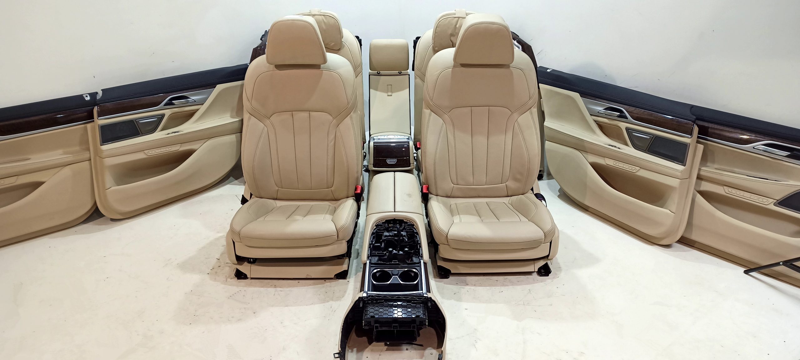 BMW 7 (G11 / G12) Seat Set BMW 7 SERIES Seat Set OEM BM61606

Part codes: ...