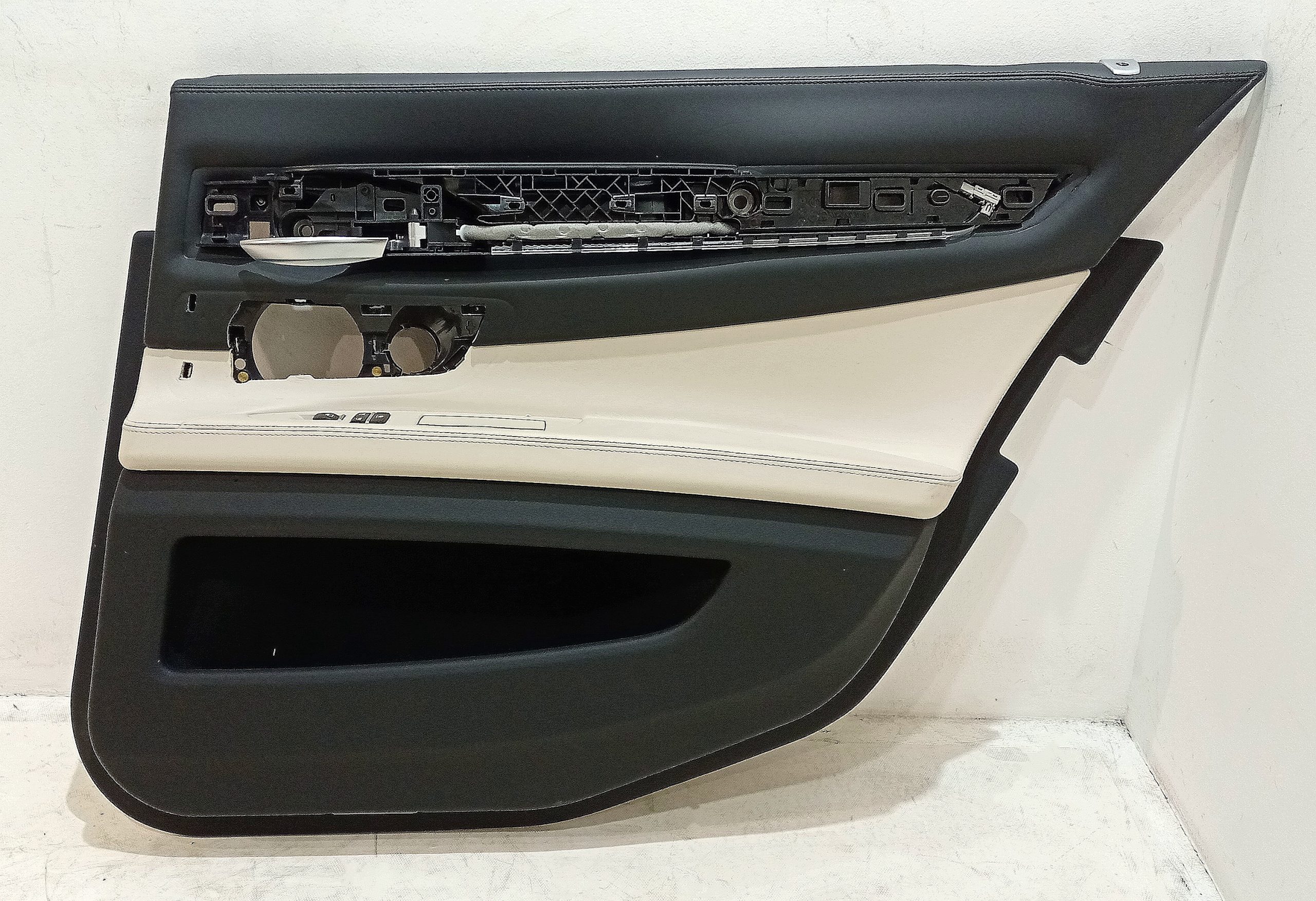 BMW 7 (G11 / G12) Rear door card panel trim BMW 7 SERIES Rear door card panel trim OEM 5142...