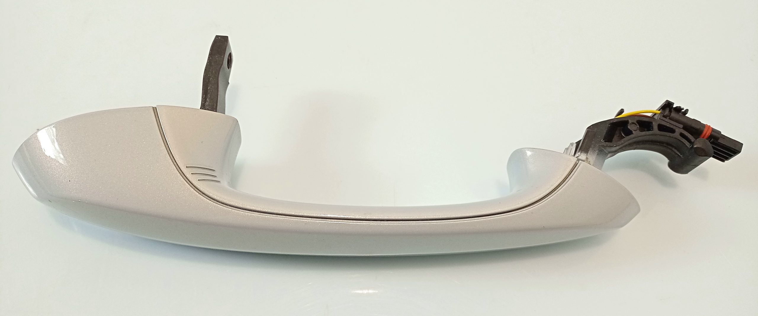 BMW 5 (G30 / G31) Rear door handle cover BMW M5 Rear door handle cover OEM 17217993040

...