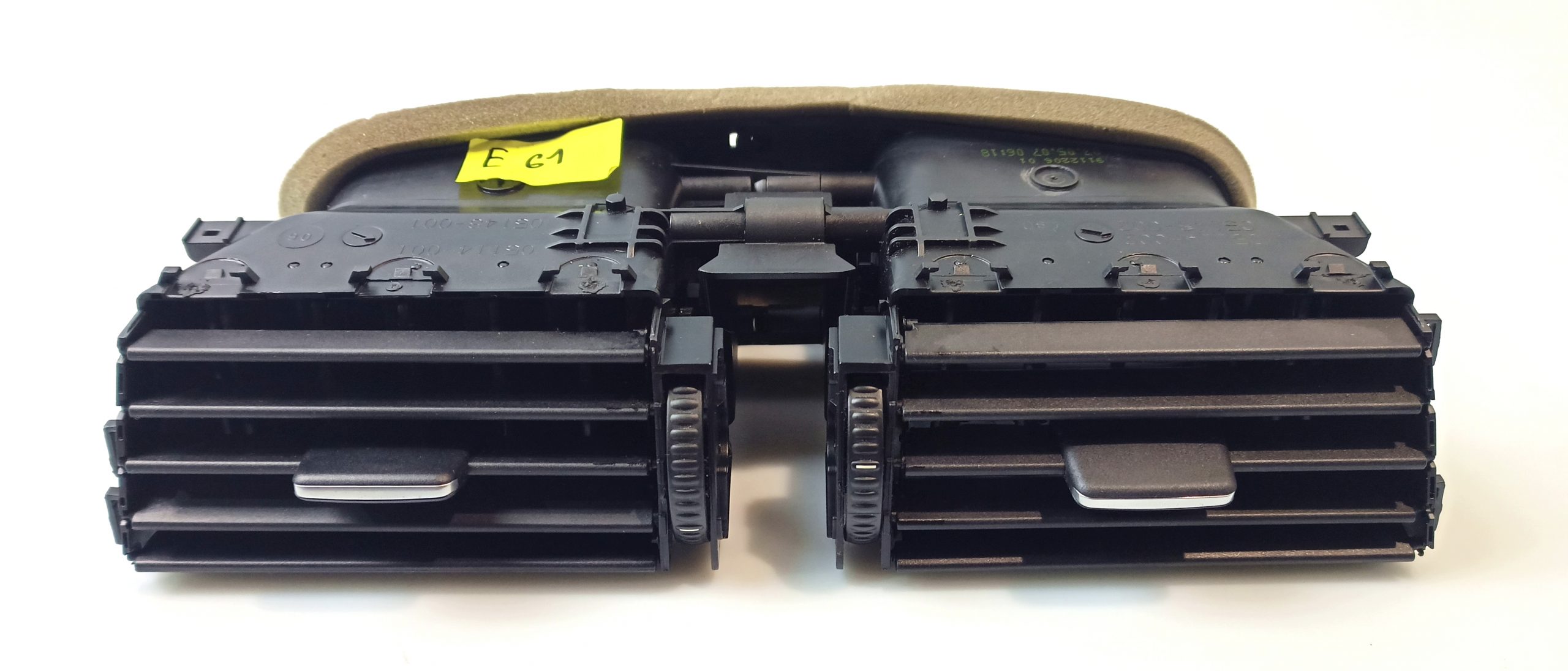 BMW 5 (E60 / E61) Dash center air vent grill BMW 5 SERIES Dash center air vent grill OEM 642...