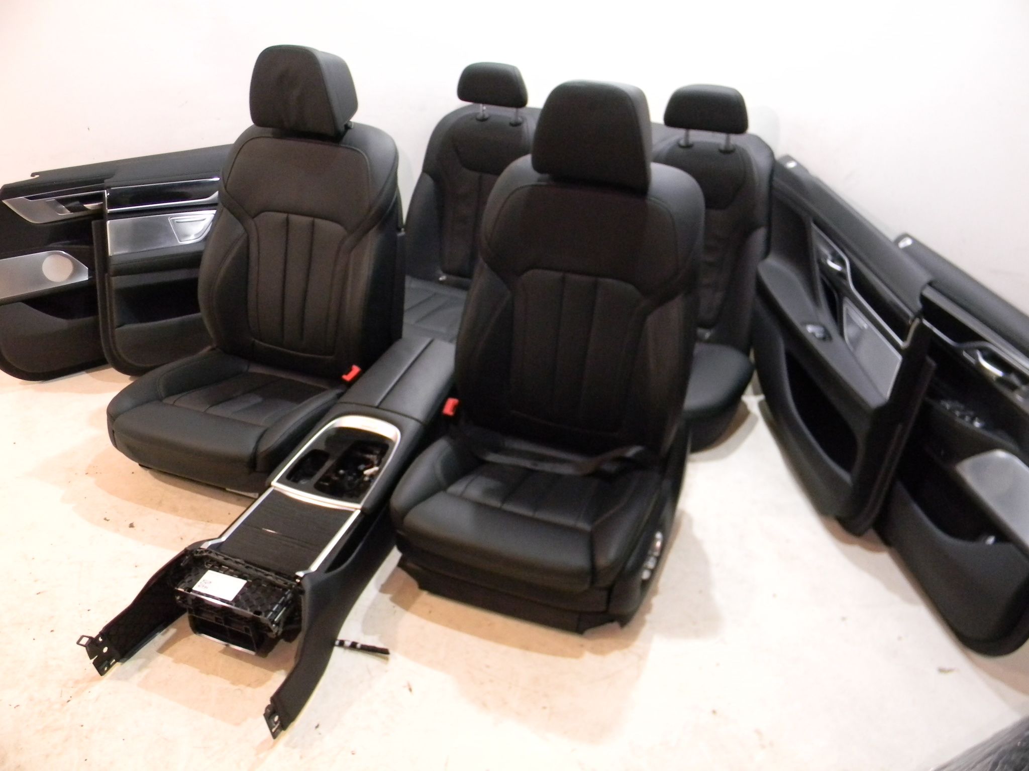 BMW 7 (G11 / G12) Seat Set BMW 7 SERIES Seat Set OEM BM69677

Part codes: ...