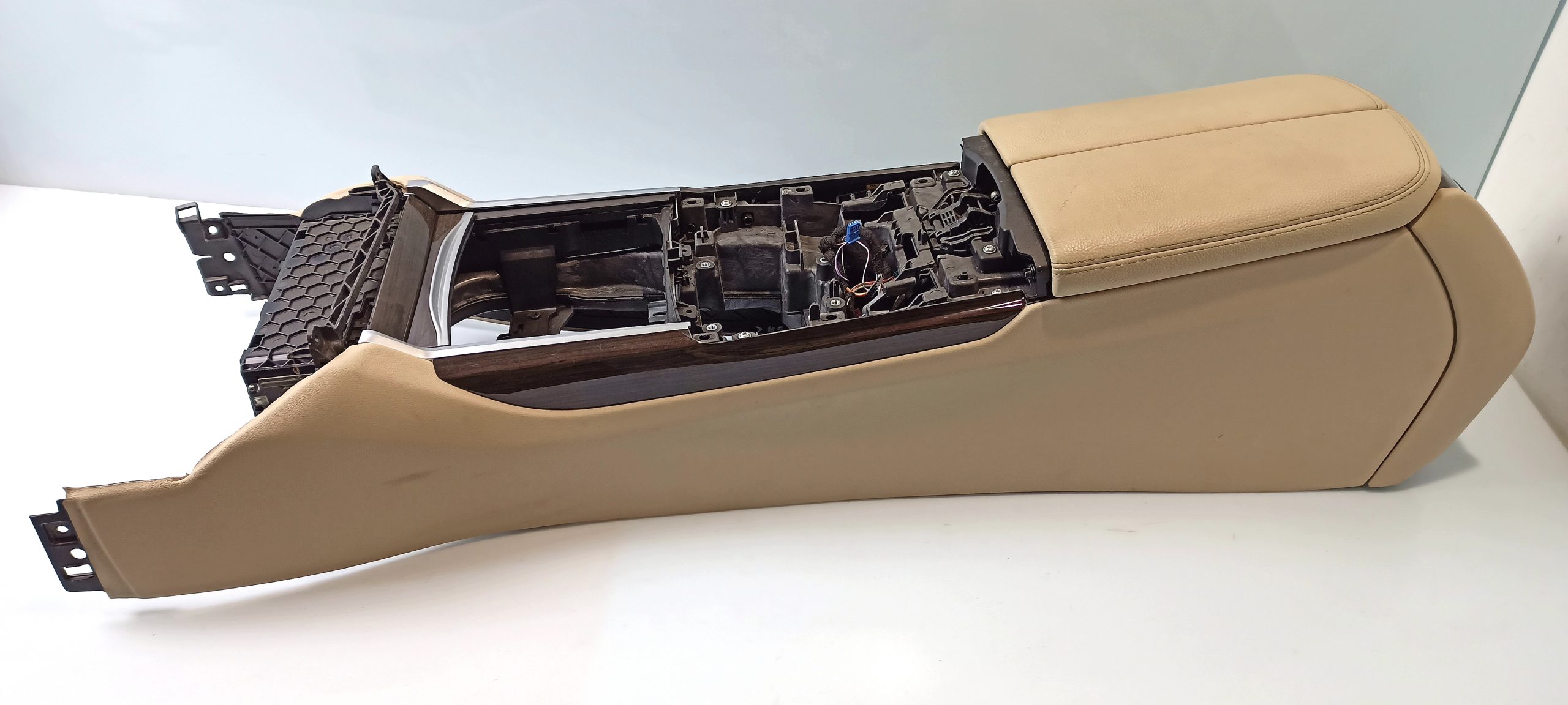 BMW 7 (G11 / G12) center console BMW 7 SERIES center Console OEM 51169352307

Pa...