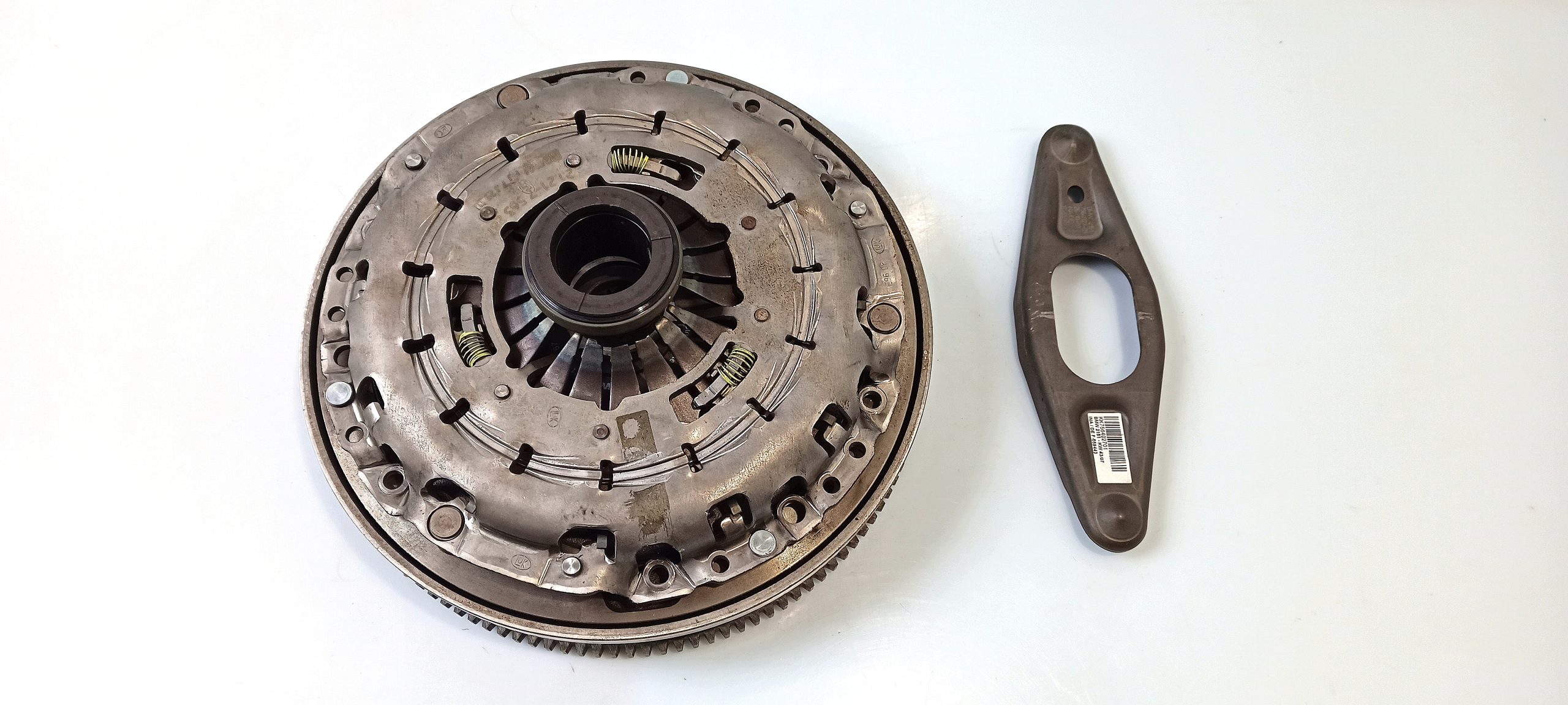BMW 3 (E90 / E91 / E92 / E93) Dual mass flywheel BMW 3 SERIES Dual mass flywheel OEM 21207567829...
