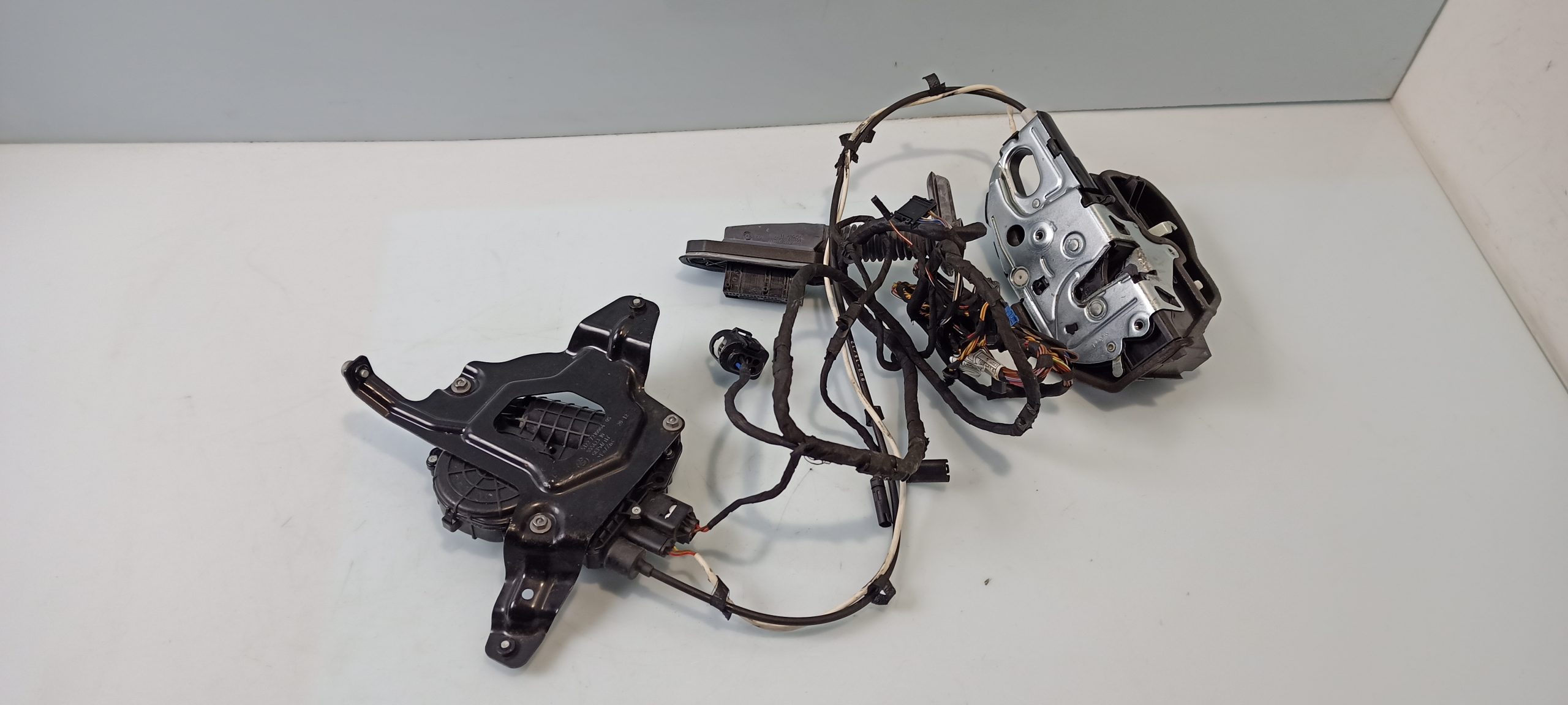 BMW 5 (F10 / F11) Rear door soft close latching motor BMW 5 SERIES GT Rear door soft close latching m...