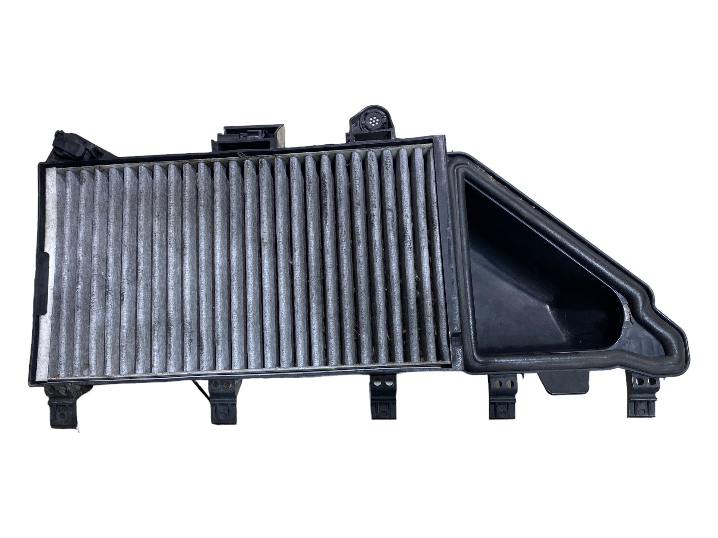 BMW 5 (E60 / E61) Air filter box cover BMW 5 SERIES Air filter box cover OEM 643169135...