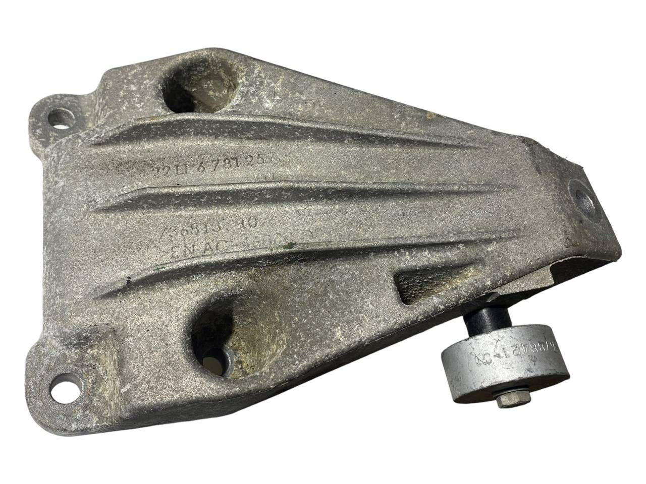 BMW 5 (F10 / F11) Engine mounting bracket BMW 5 SERIES Engine mounting bracket OEM 678125...