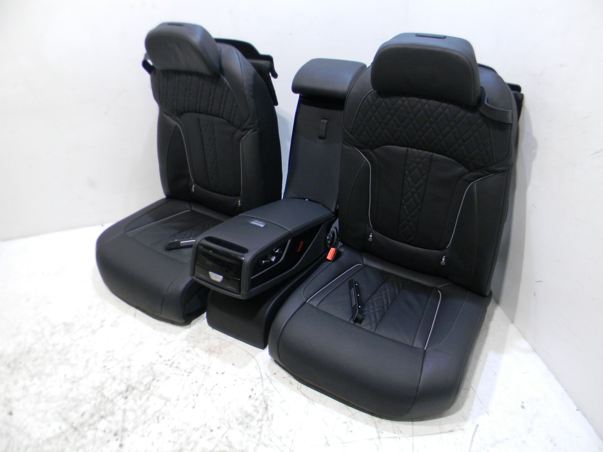 BMW 7 (G11 / G12) Takapenkki BMW 7 SERIES Rear Seat OEM G494521

Part codes:...