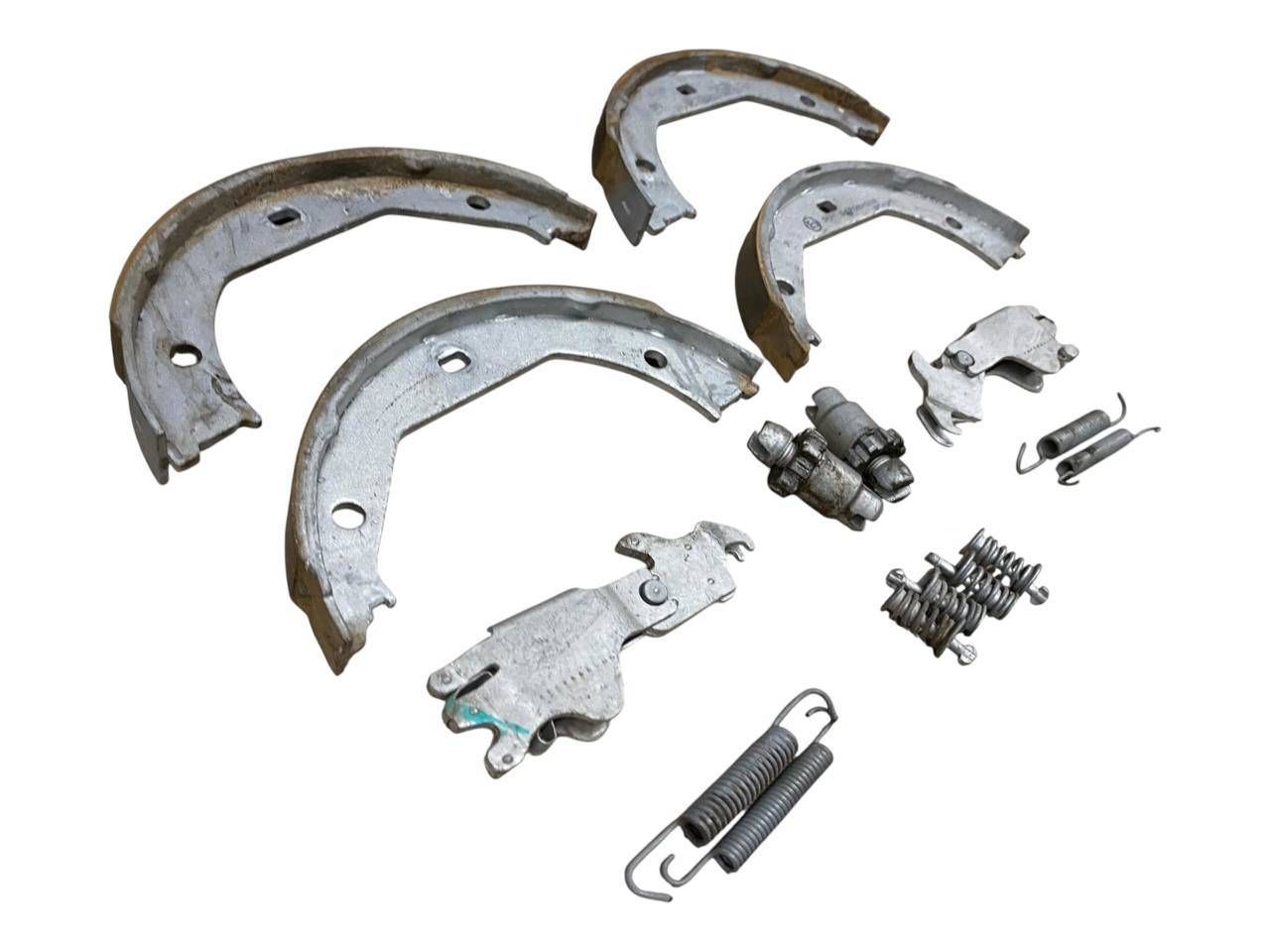 BMW 3 (E90 / E91 / E92 / E93) Handbrake/parking brake pads BMW 3 SERIES Handbrake/parking brake pads OEM 1...