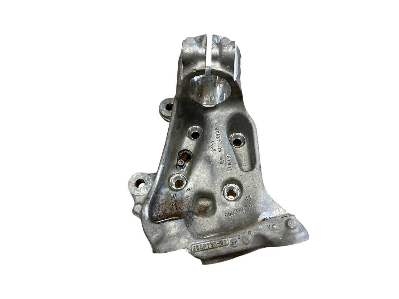 BMW 3 (F30 / F31) Front wheel hub spindle knuckle BMW 3 SERIES Front wheel hub spindle knuckle OE...