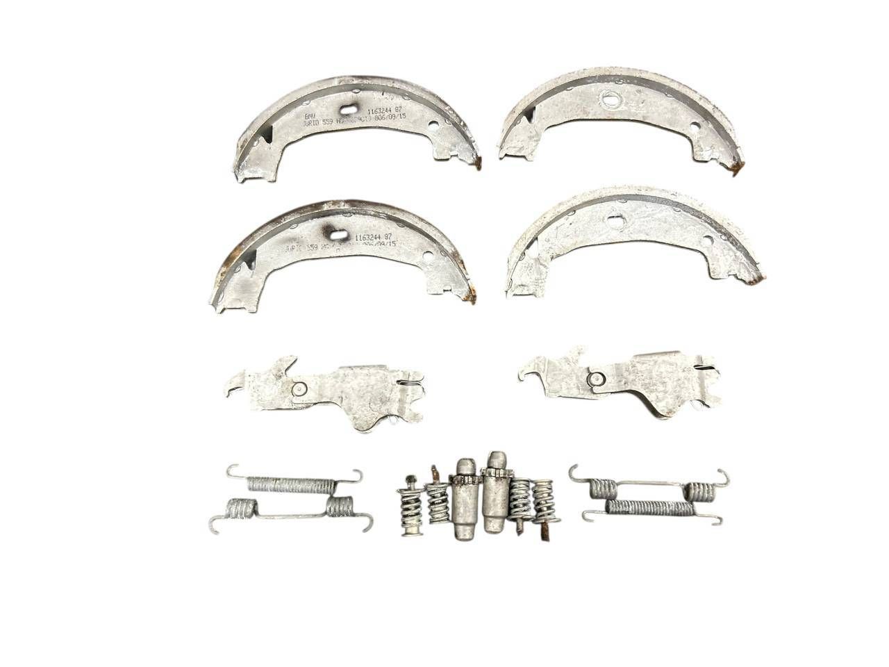 BMW 3 (E90 / E91 / E92 / E93) Handbrake/parking brake pads BMW 3 SERIES Handbrake/parking brake pads OEM 1...