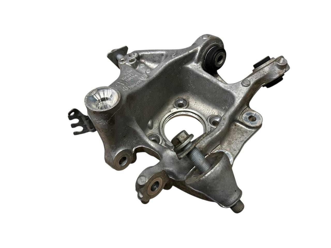 BMW 5 (G30 / G31) Rear wheel hub spindle/knuckle BMW 5 SERIES Rear wheel hub spindle/knuckle OEM...