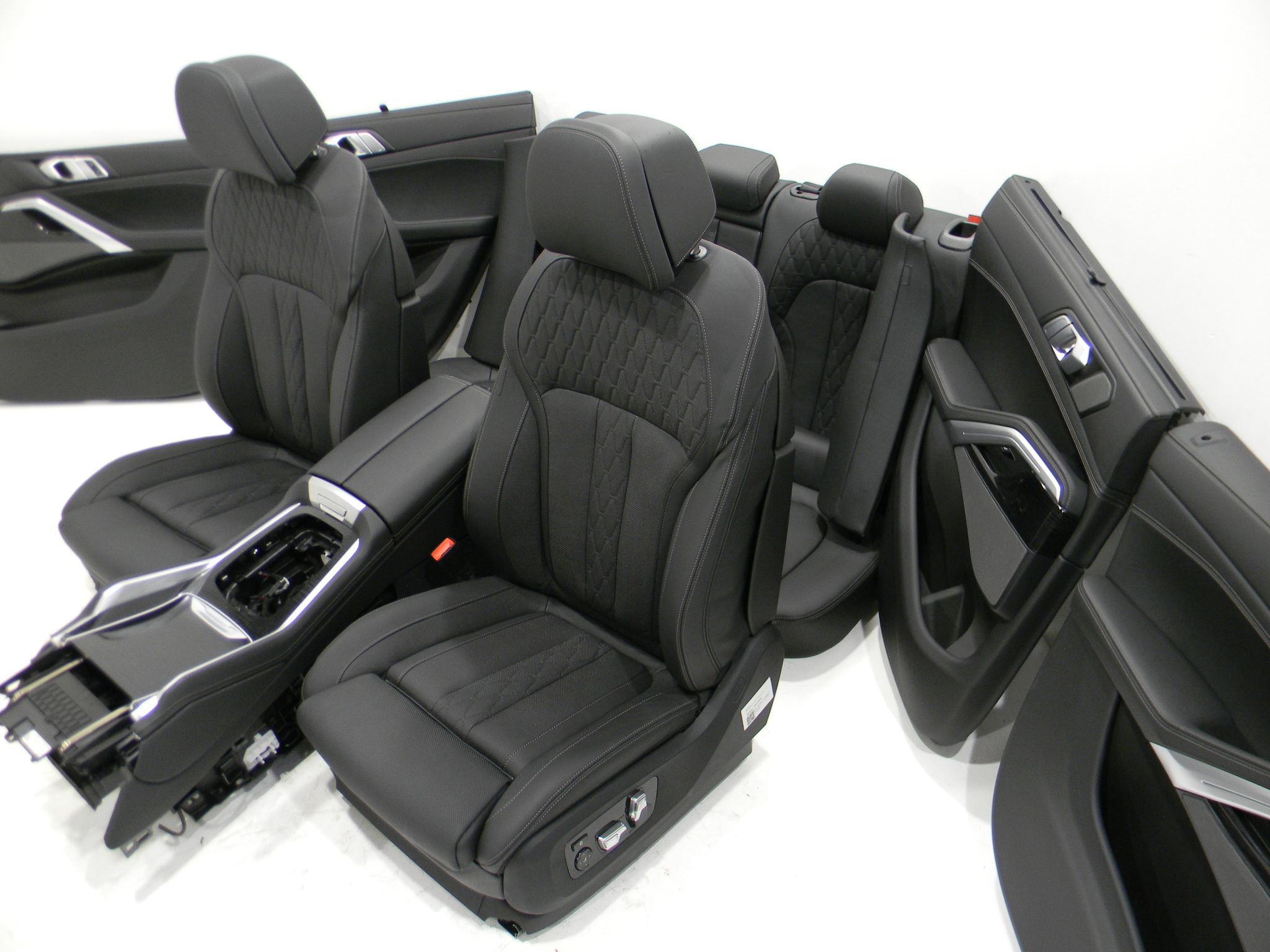 BMW X6 (G06) Seat Set BMW X6 Seat Set OEM 9T45008

Part codes: 9T4500...
