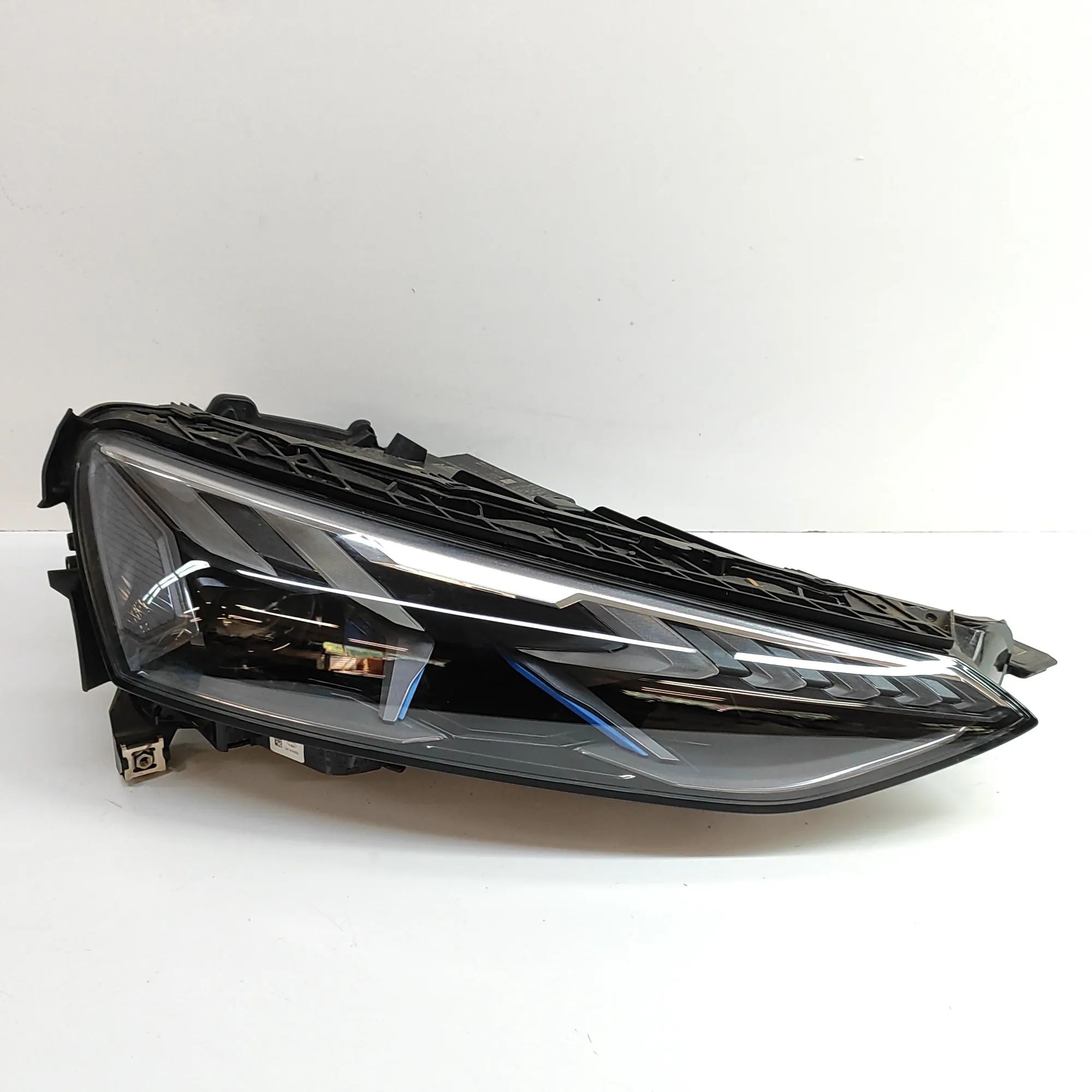 Audi e-tron GT (FW) Front Right Headlight 4J3941086A Front Right Headlight AUDI E-TRON GT...