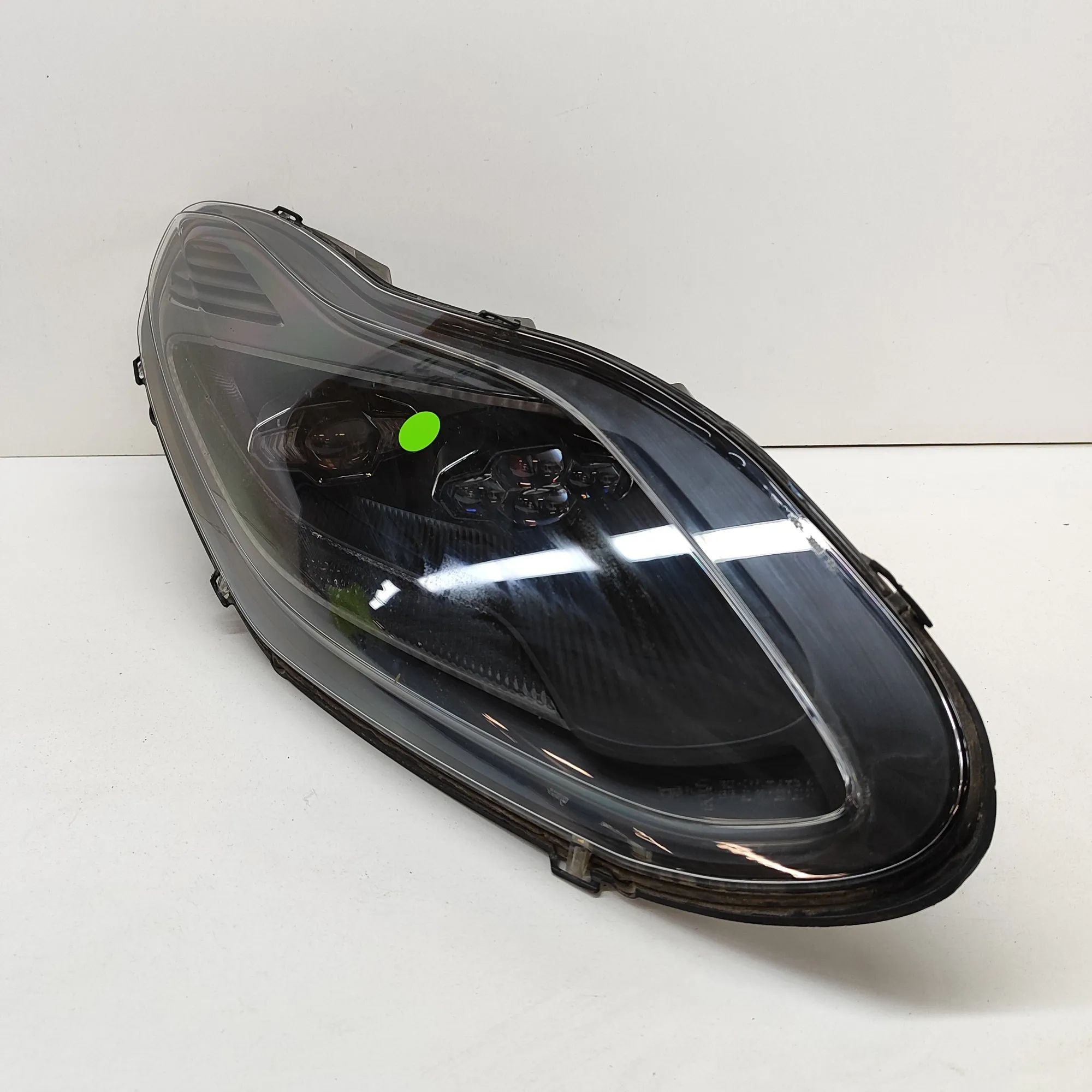 Front Right Headlight Brand/Model: ASTON MARTIN DB11
Year: 2022
Engin...