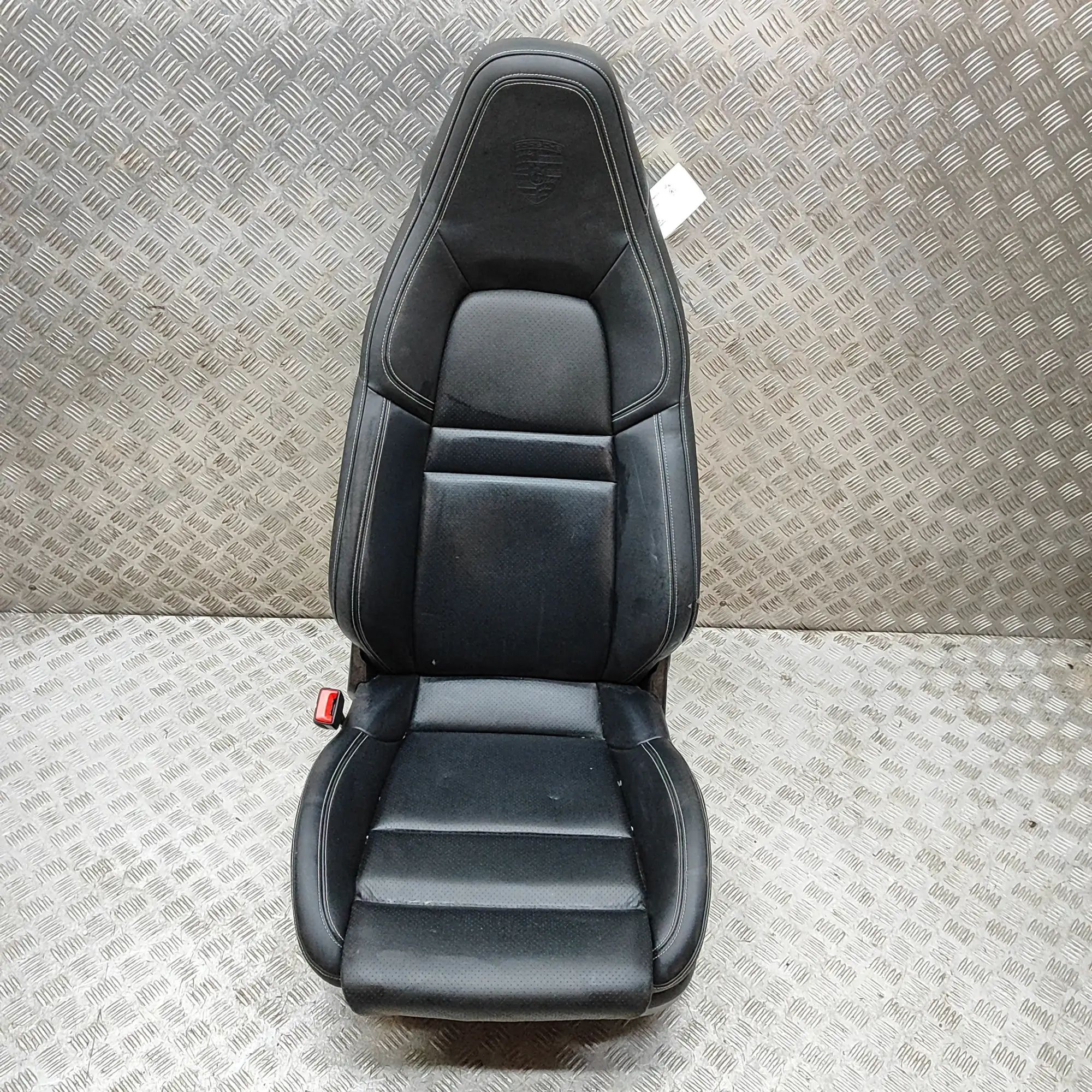 Porsche 911 (992) Front Left Seat Front left seat — PORSCHE 911 (992) (2019-PRESE...