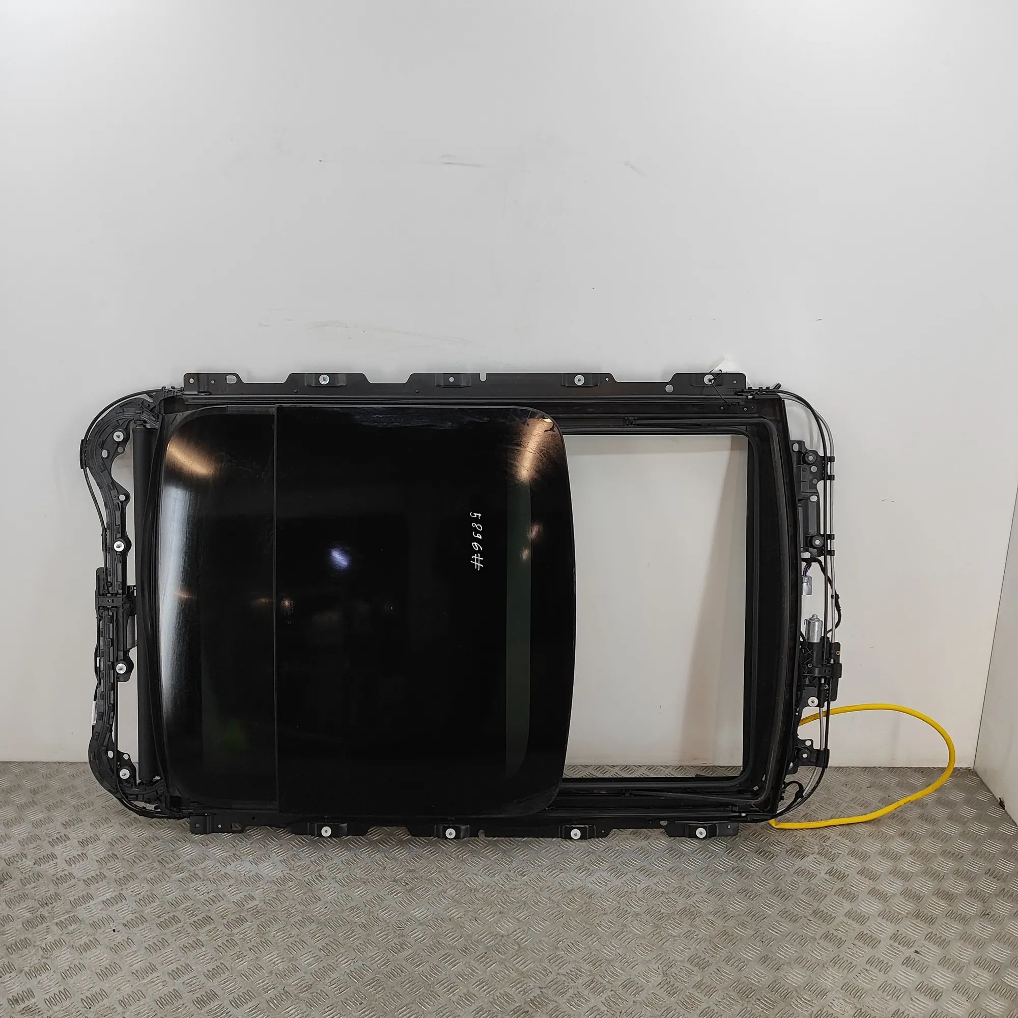 Volvo XC90 Sunroof 10030662B, 32285389, 32440204, 32378422 Sunroof...