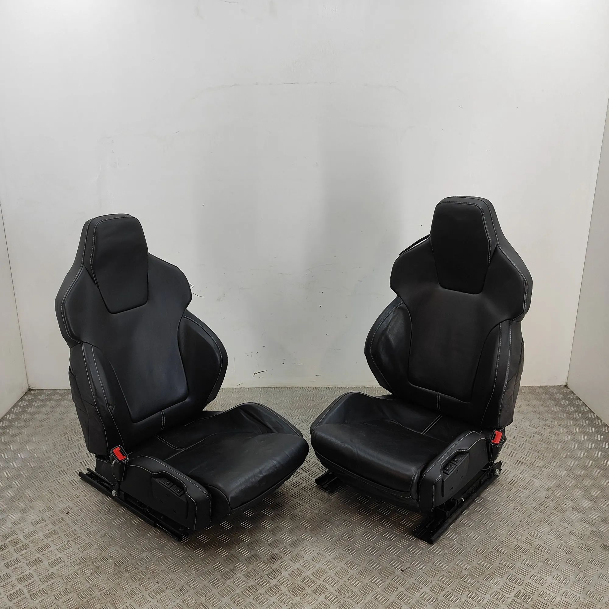 Seat Set Brand/Model: ASTON MARTIN VANTAGE
Year: 2006
En...