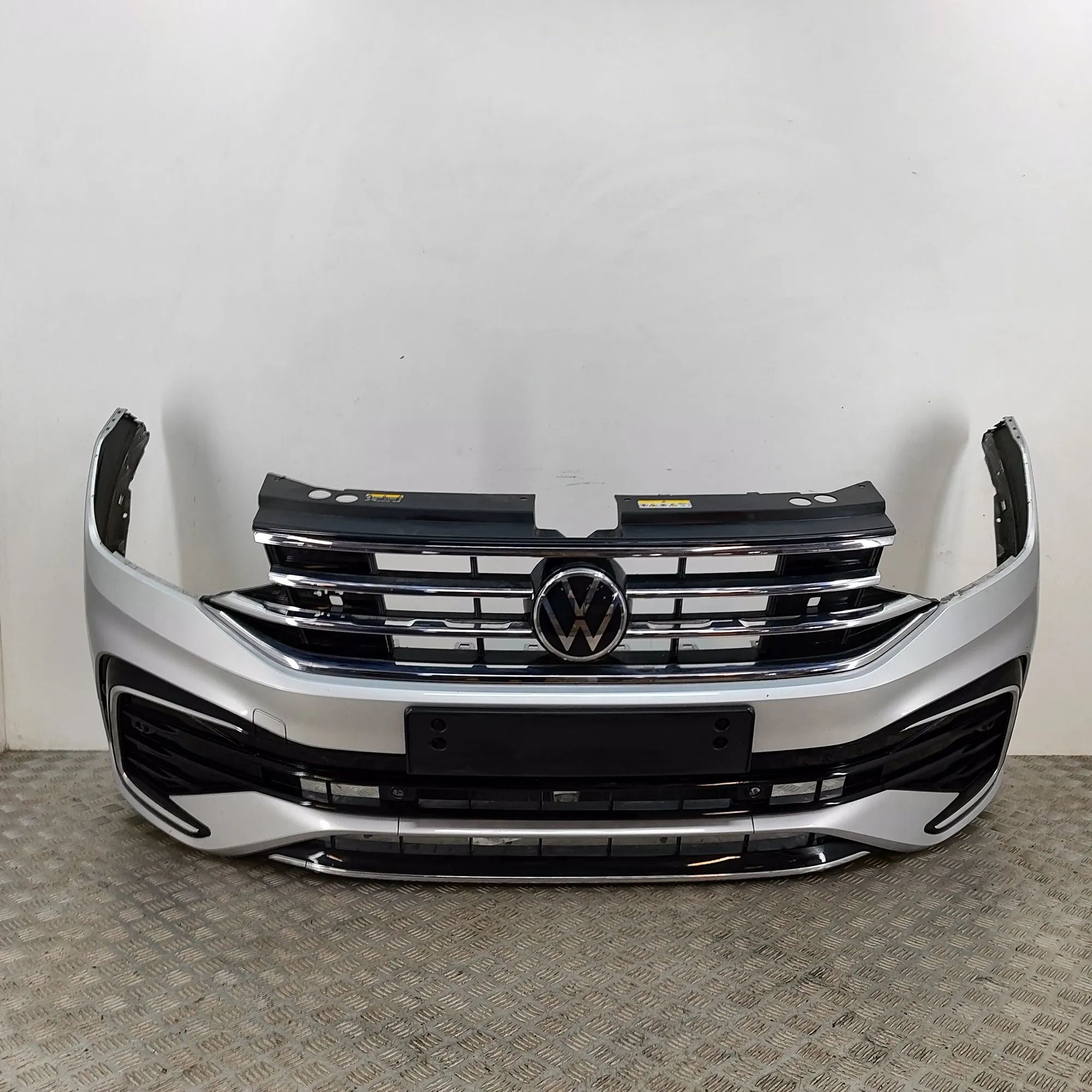 Volkswagen Tiguan front bumper 5NA807221D Front Bumper VW TIGUAN (AD1) (2016-....