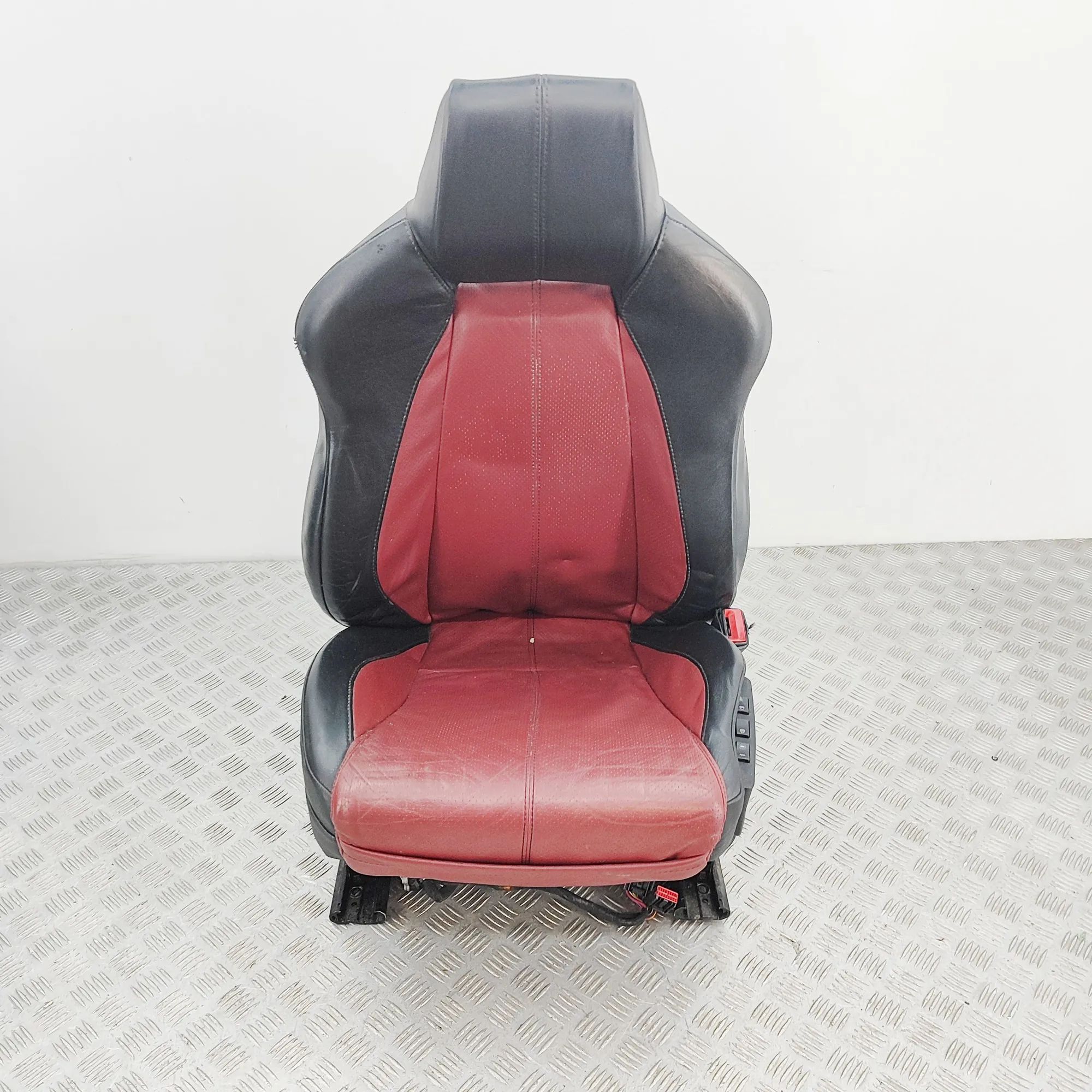 Front Right Seat Brand/Model: ASTON MARTIN DB9
Year: 2008
Engine...