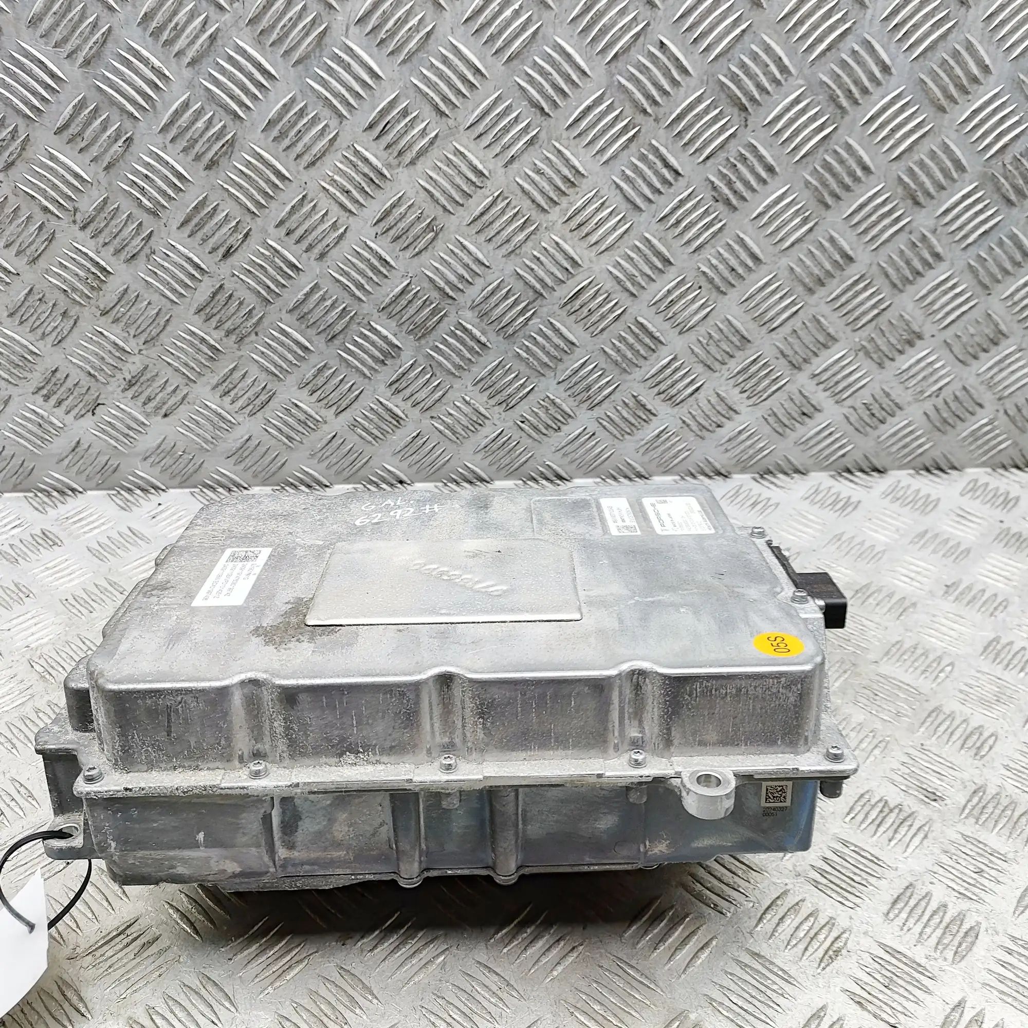 Porsche Taycan Voolukonverter 12v-230v 9J1901141G, 9J1907123AB Inverter PORSCHE TAYCAN...