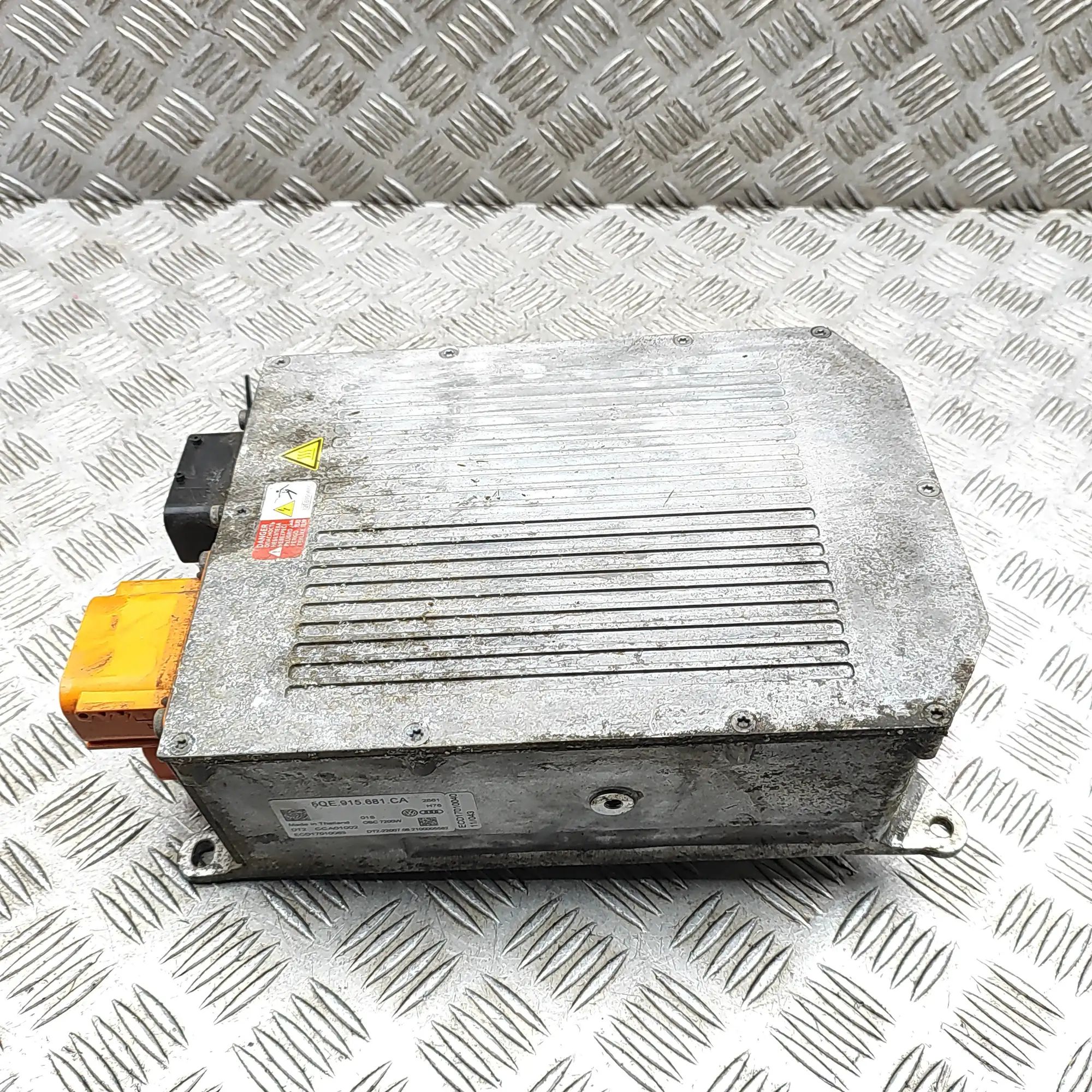 Volkswagen Touareg Voolukonverter 12v-230v 5QE915681CA Inverter VW TOUAREG (CR7) (2017-......