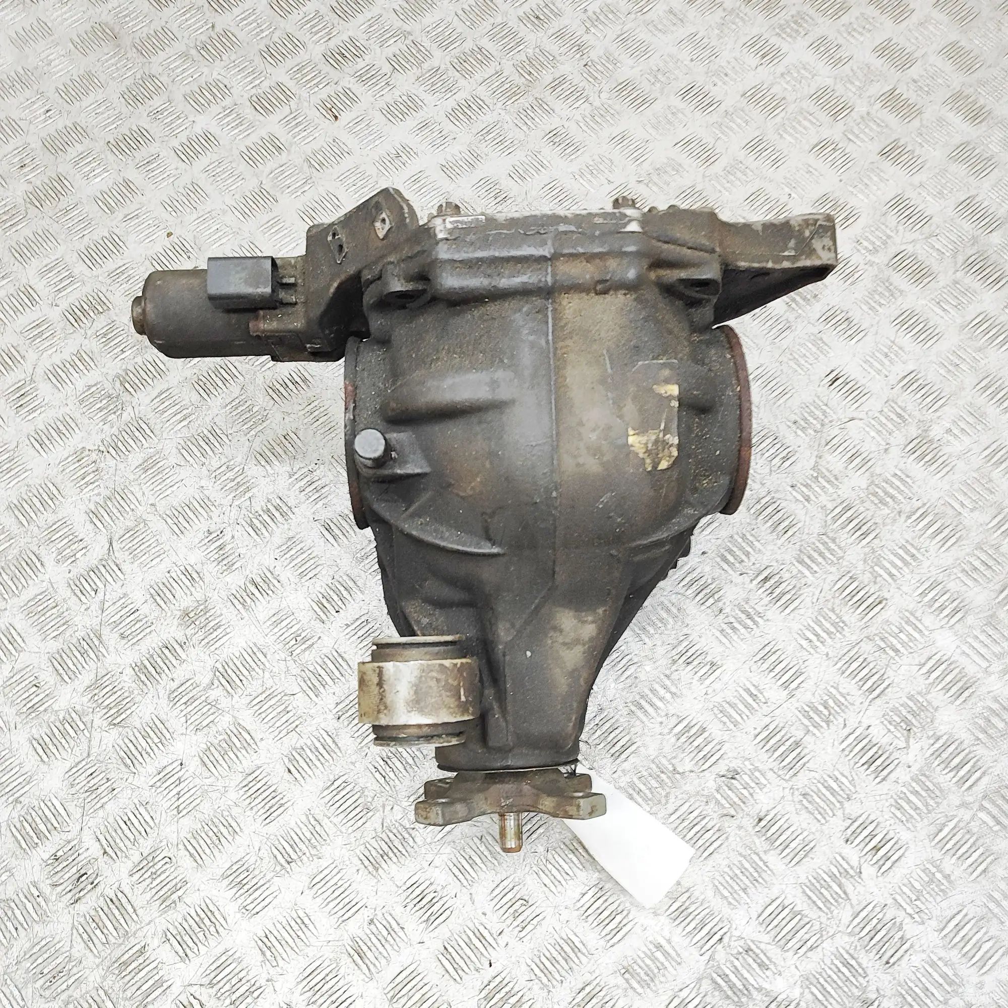 Mercedes-Benz A (W176) takatasauspyörästö A2053501024 Rear Differential MERCEDES-BENZ C-C...
